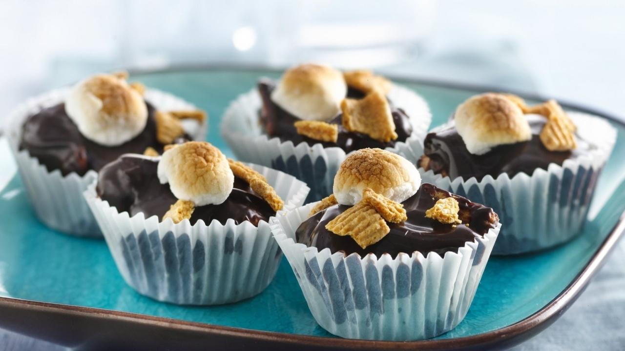 Обои шоколад, выпечка, пища, фруктовый пирог, сливочный крем в разрешении 1280x720