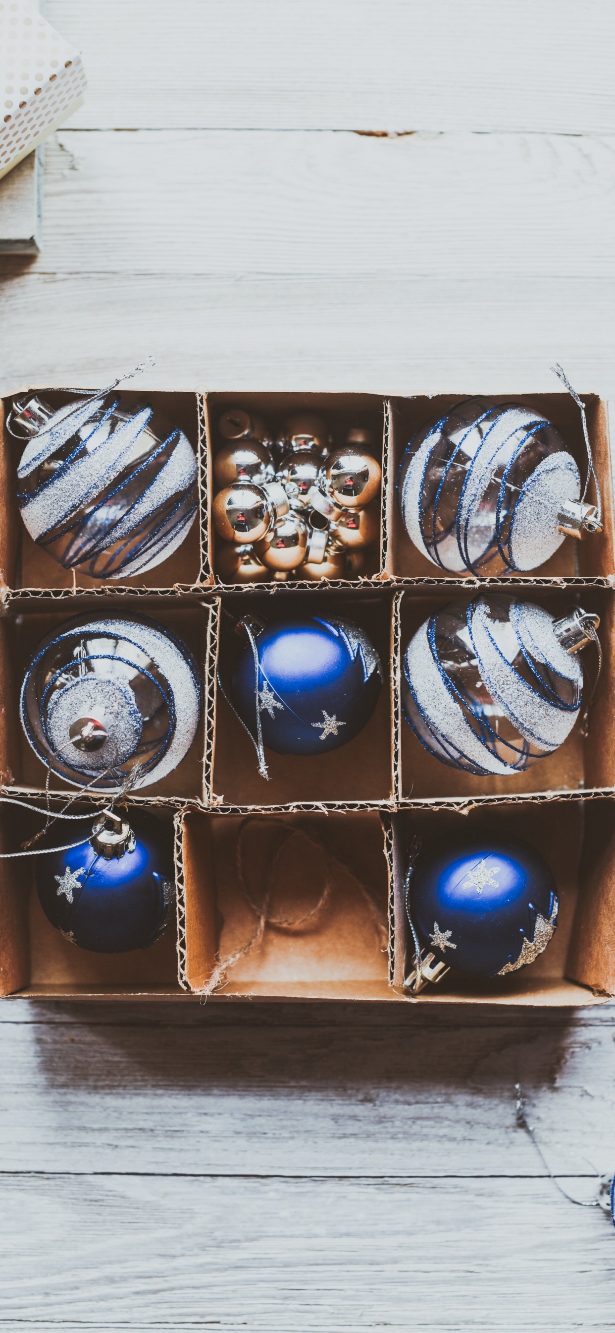 Обои Рождество, Рождественские украшения, Новый год, праздник, коричневый цвет в разрешении 1242x2688