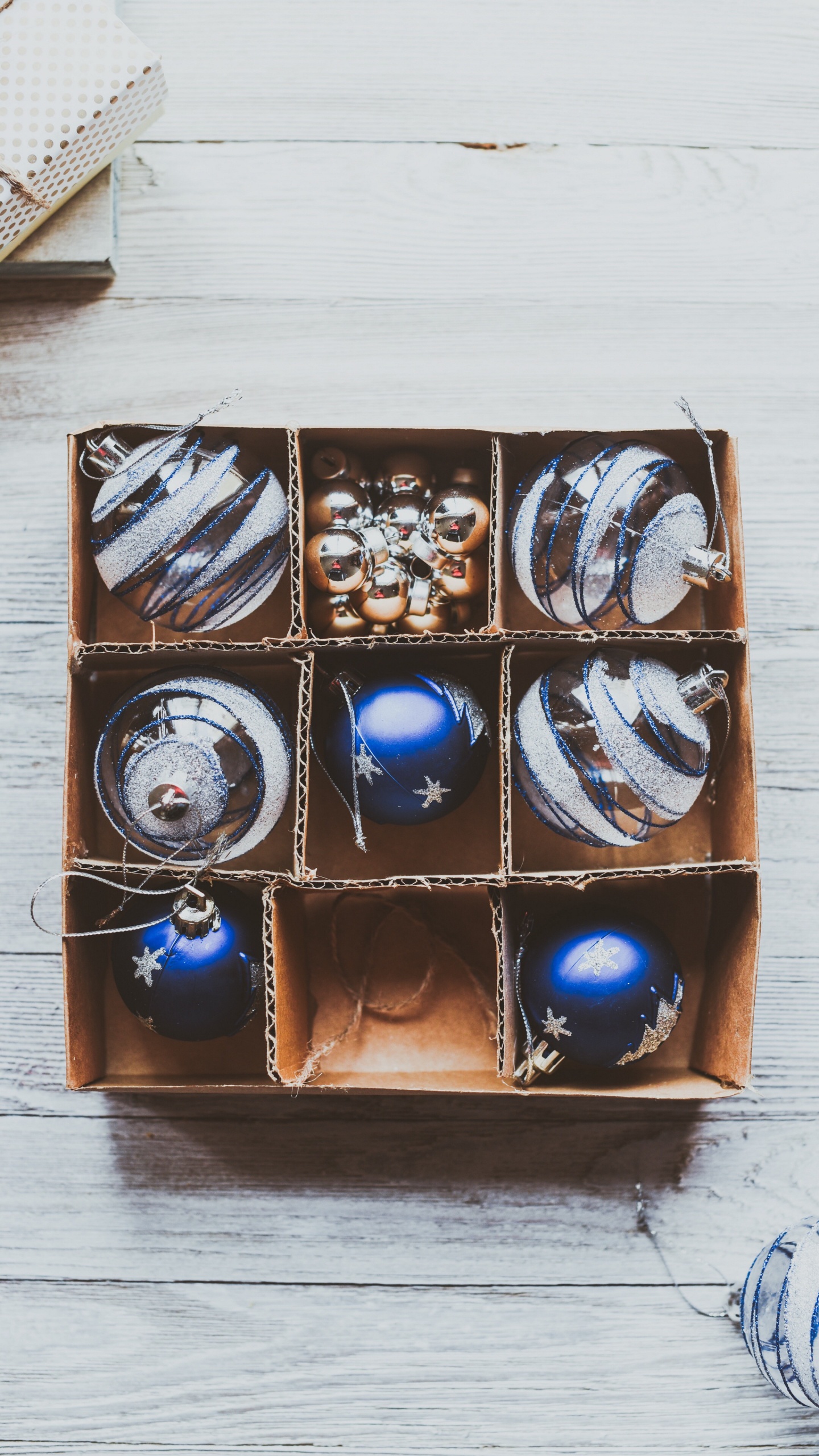 Обои Рождество, Рождественские украшения, Новый год, праздник, коричневый цвет в разрешении 1440x2560