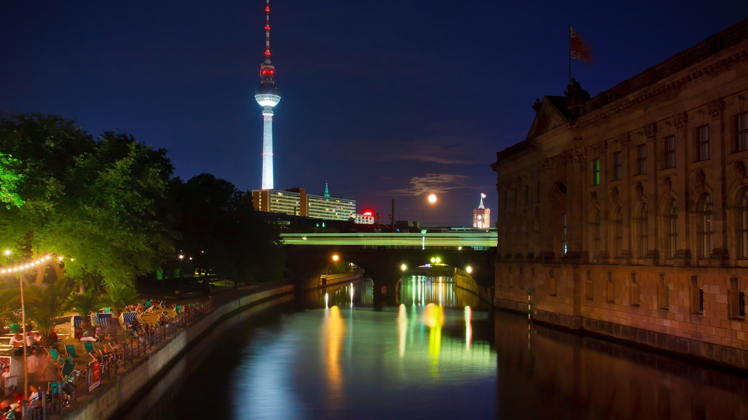 Обои Берлин, ночь, водный путь, ориентир, отражение в разрешении 2560x1440