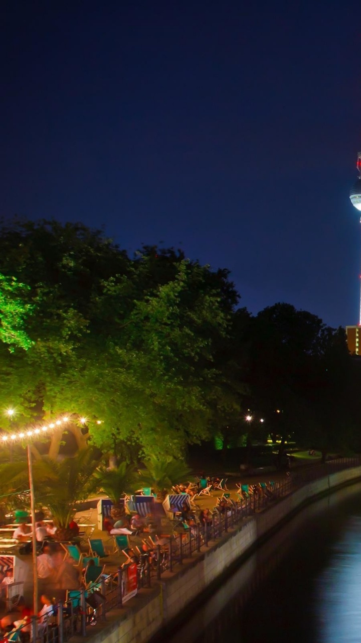 Обои Берлин, ночь, водный путь, ориентир, отражение в разрешении 720x1280