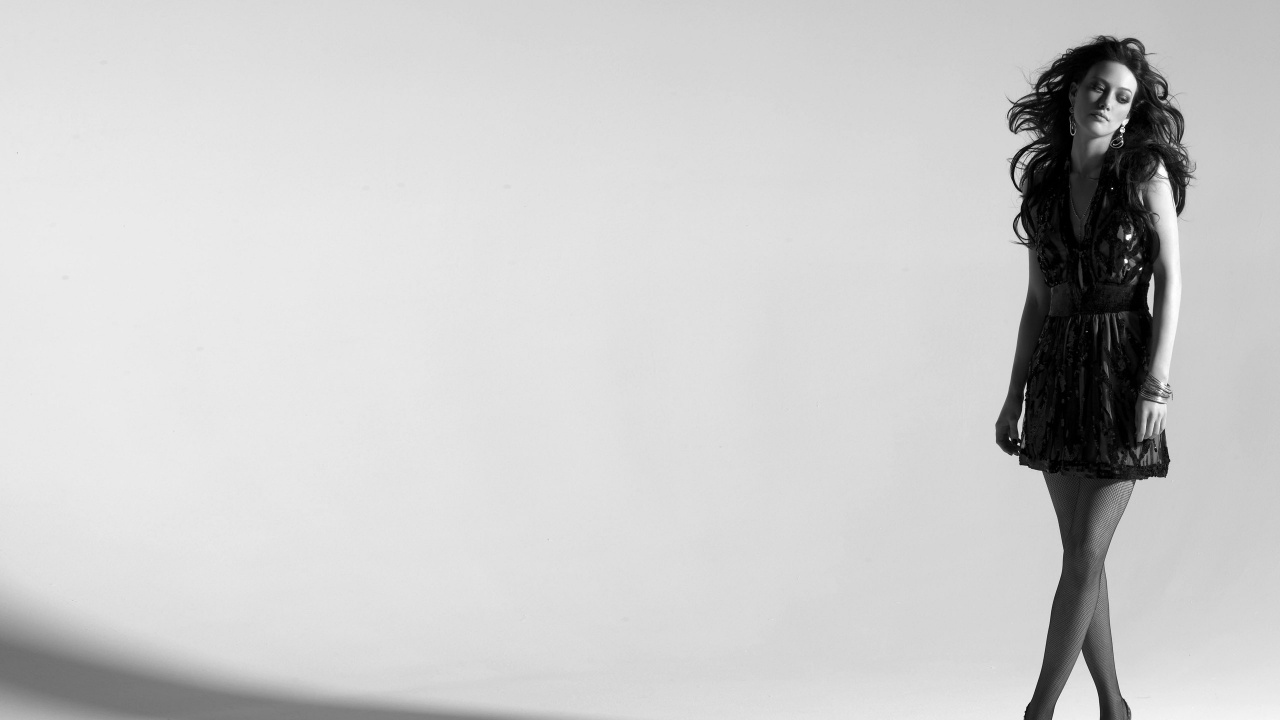 Обои белые, стояние, манекенщица, монохромный режим, модель в разрешении 1280x720