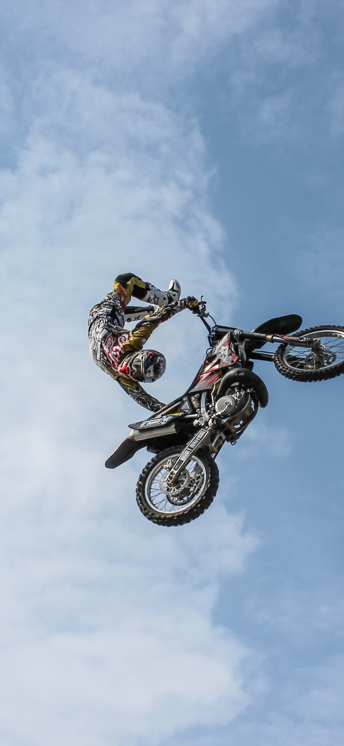 Обои мотоцикл, мотокросс, гонки на мотоциклах, Фристайл мотокросс, каскадер в разрешении 1125x2436
