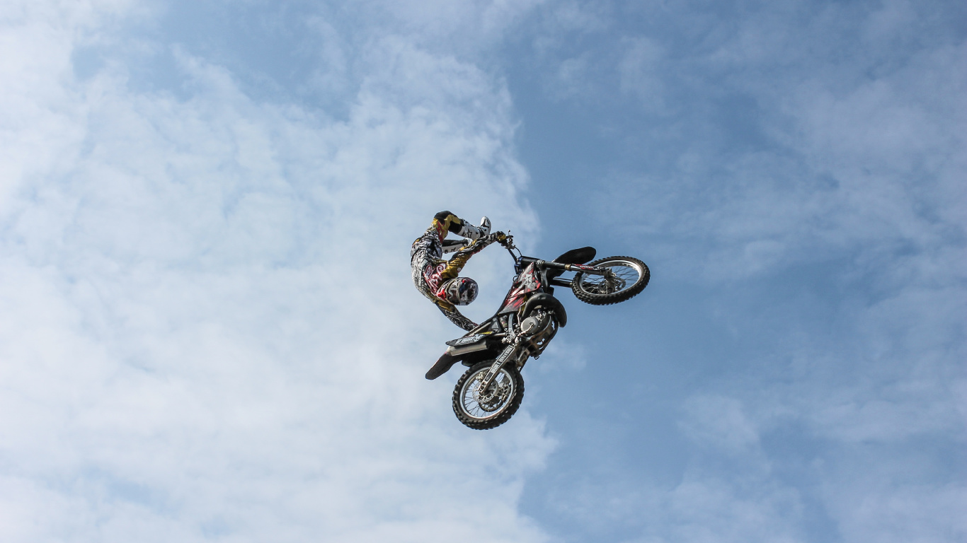 Обои мотоцикл, мотокросс, гонки на мотоциклах, Фристайл мотокросс, каскадер в разрешении 1366x768