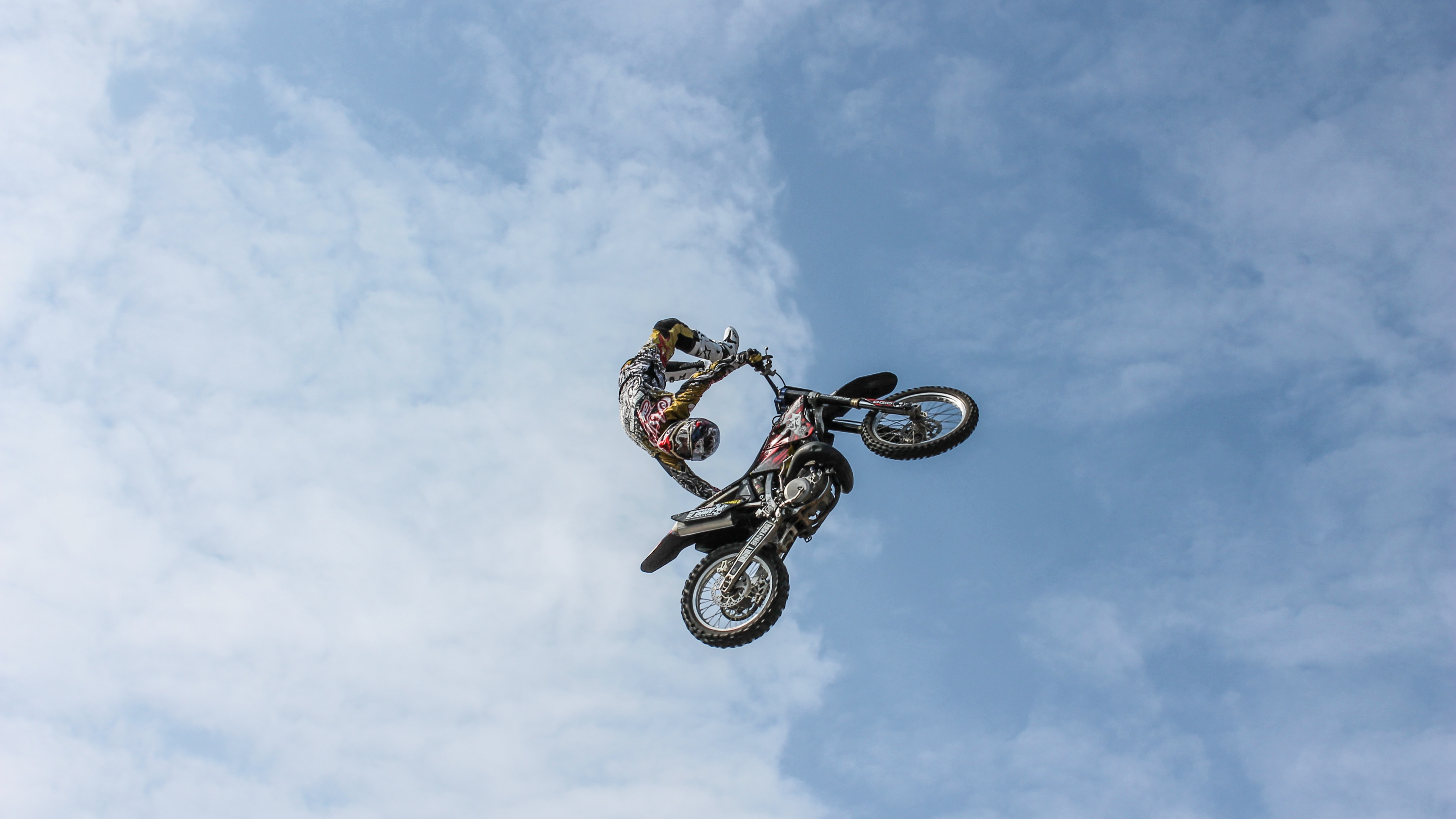 Обои мотоцикл, мотокросс, гонки на мотоциклах, Фристайл мотокросс, каскадер в разрешении 3840x2160