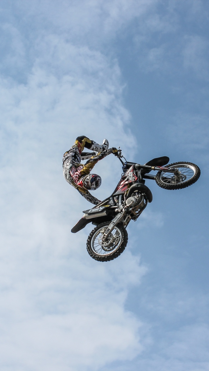 Обои мотоцикл, мотокросс, гонки на мотоциклах, Фристайл мотокросс, каскадер в разрешении 720x1280