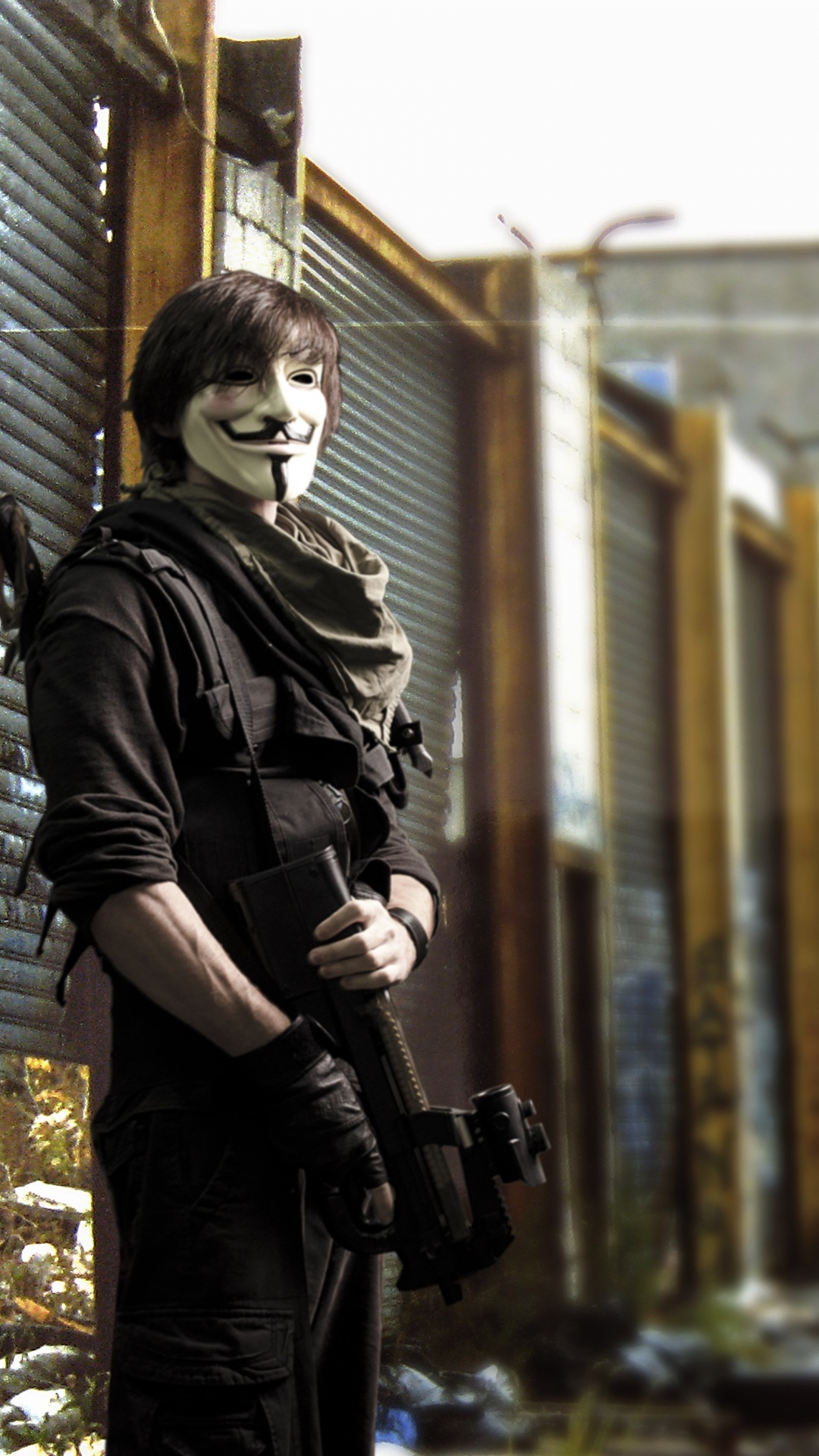 Обои анонимный солдат, Гая Фокса маска, солдат, стояние, улица в разрешении 1080x1920