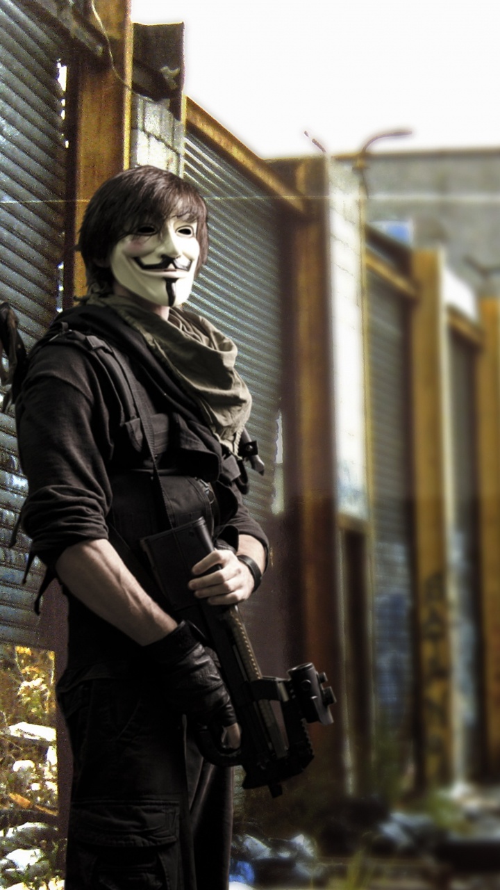 Обои анонимный солдат, Гая Фокса маска, солдат, стояние, улица в разрешении 720x1280