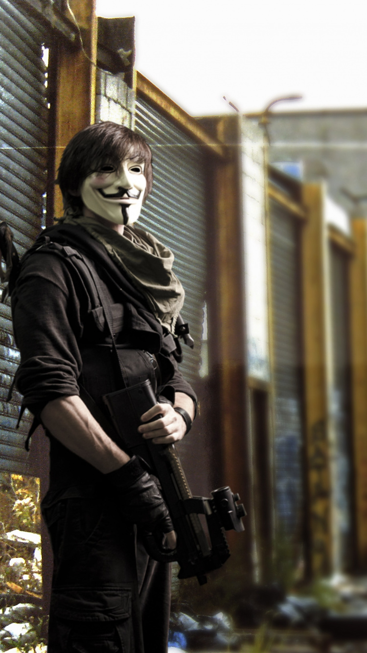 Обои анонимный солдат, Гая Фокса маска, солдат, стояние, улица в разрешении 750x1334