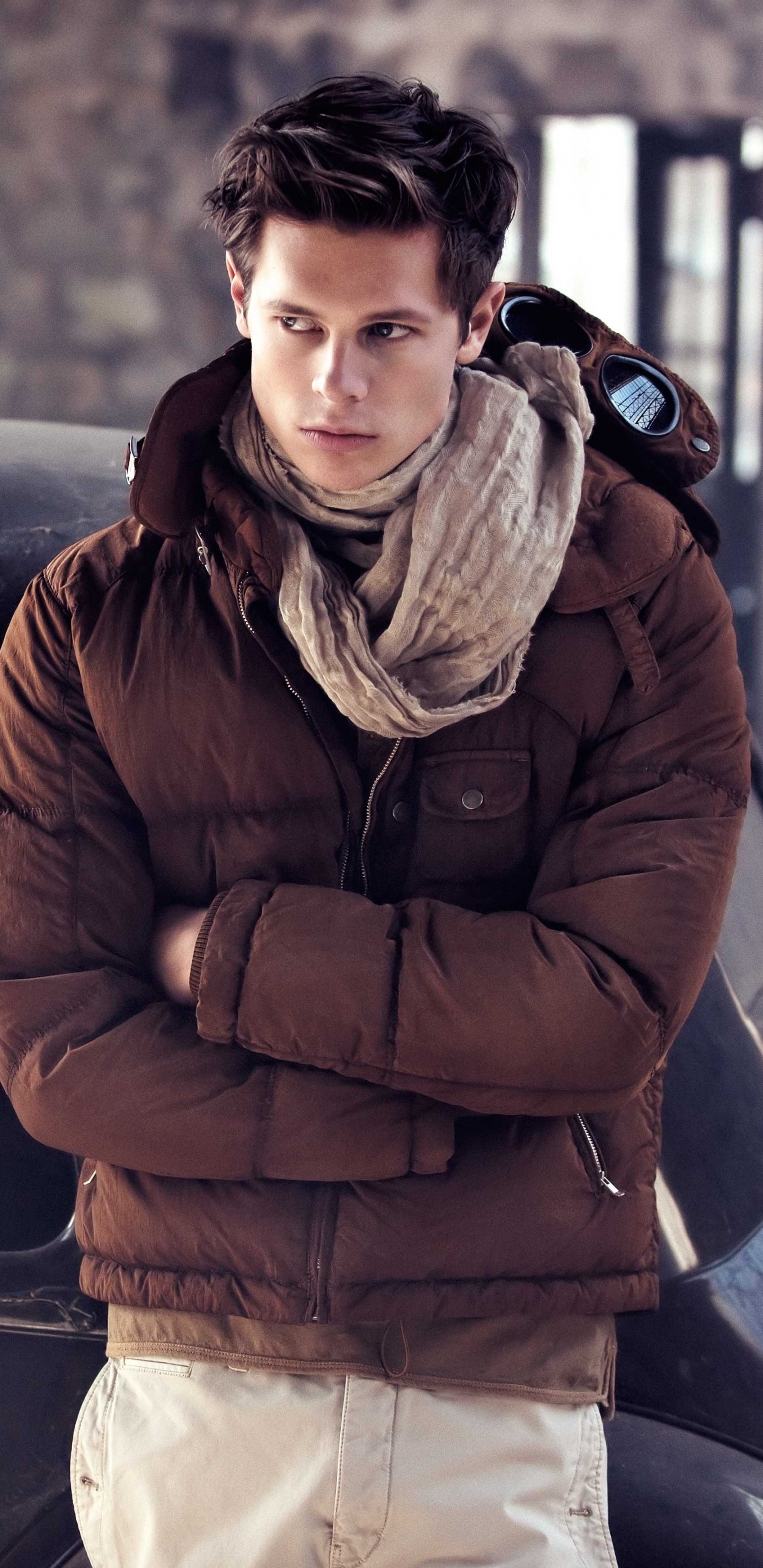 Обои куртка, зима, человек, авто, верхняя одежда в разрешении 1440x2960