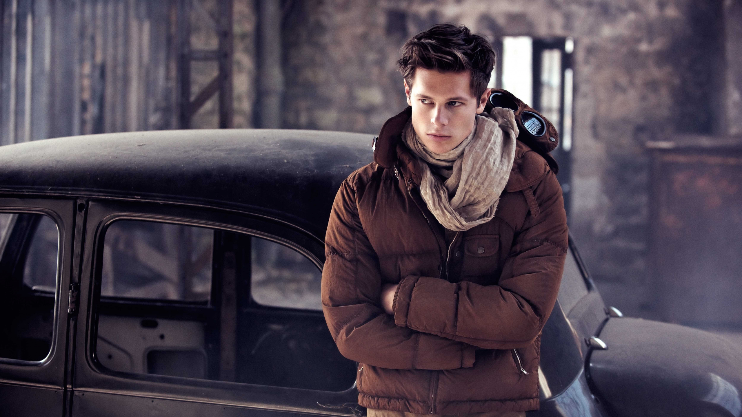 Обои куртка, зима, человек, авто, верхняя одежда в разрешении 2560x1440