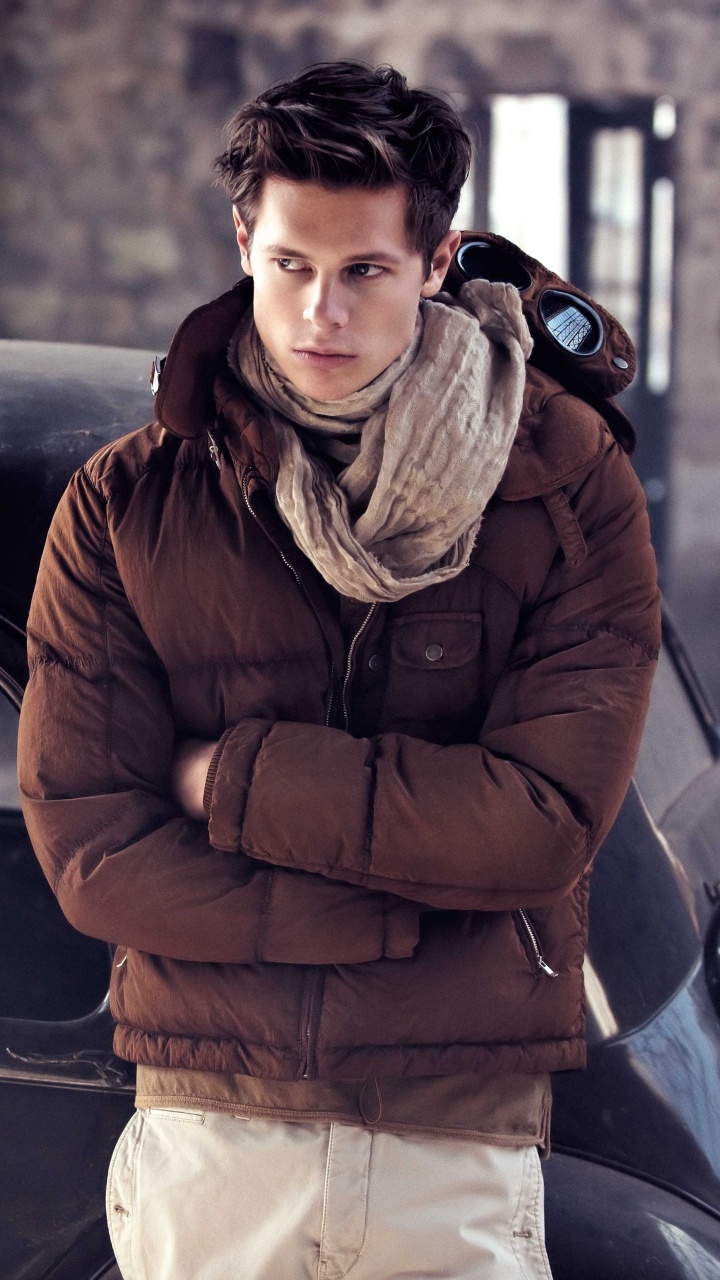 Обои куртка, зима, человек, авто, верхняя одежда в разрешении 720x1280