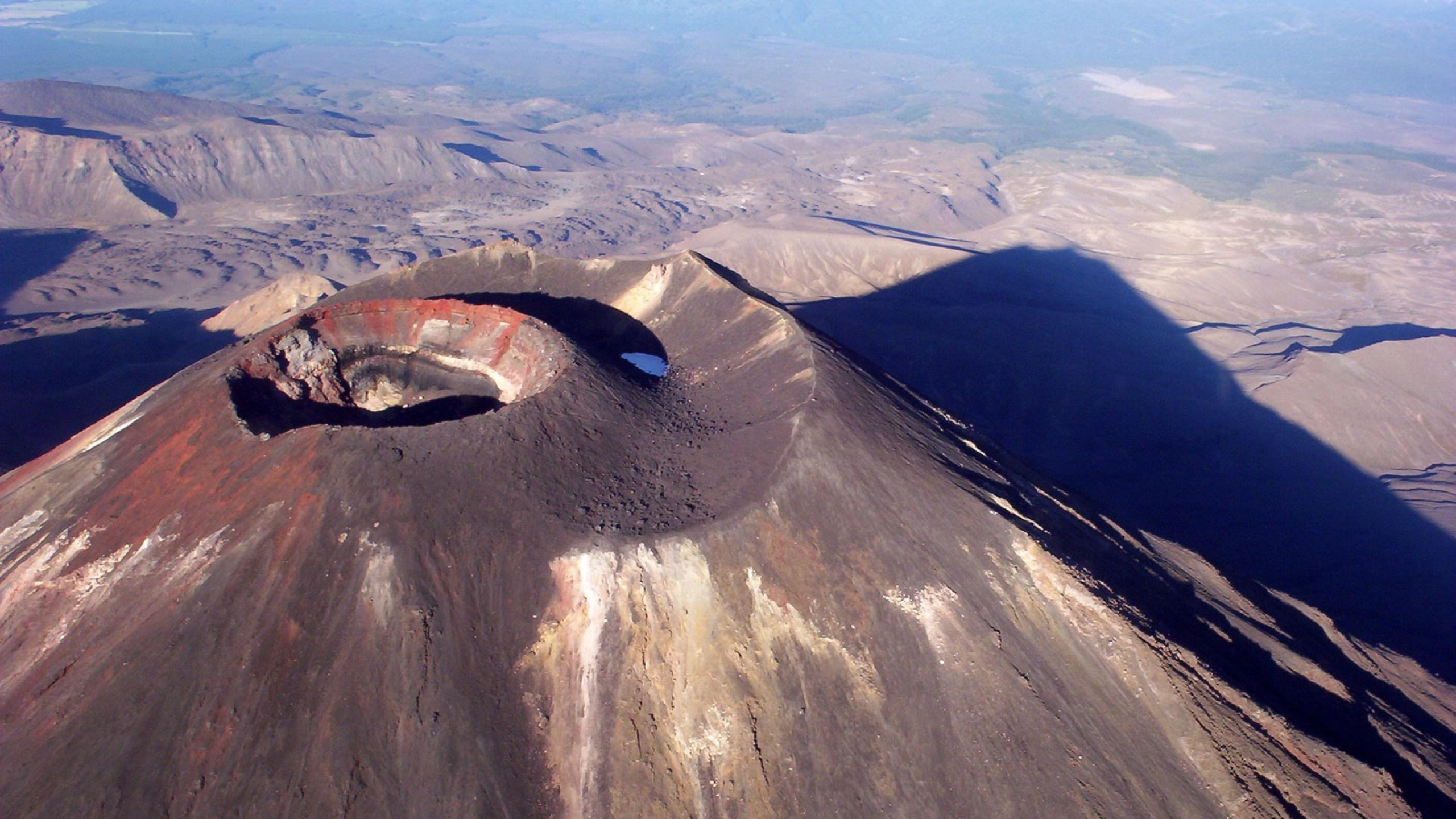 Обои гора, Гора Ngauruhoe, горный рельеф, хребет, вулканического рельефа в разрешении 2560x1440