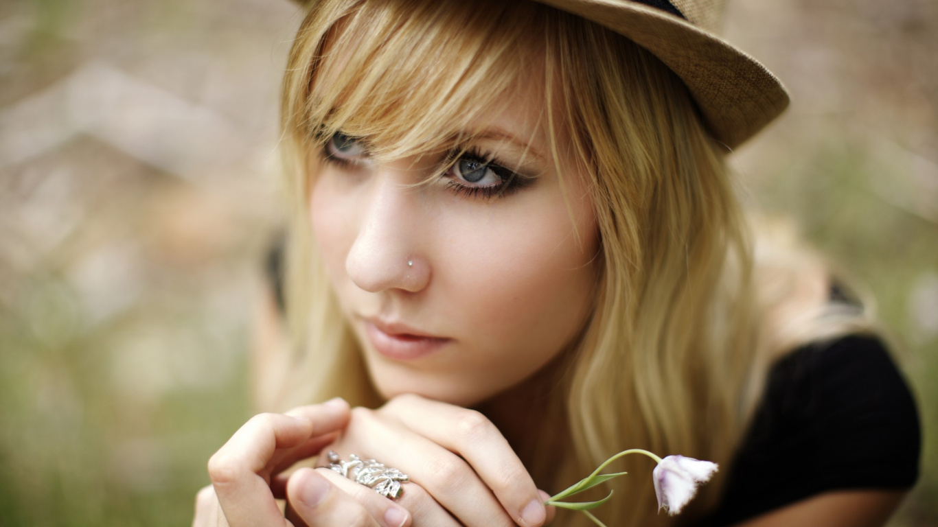 Обои серый цвет, волосы, блондин, красота, волос в разрешении 1366x768