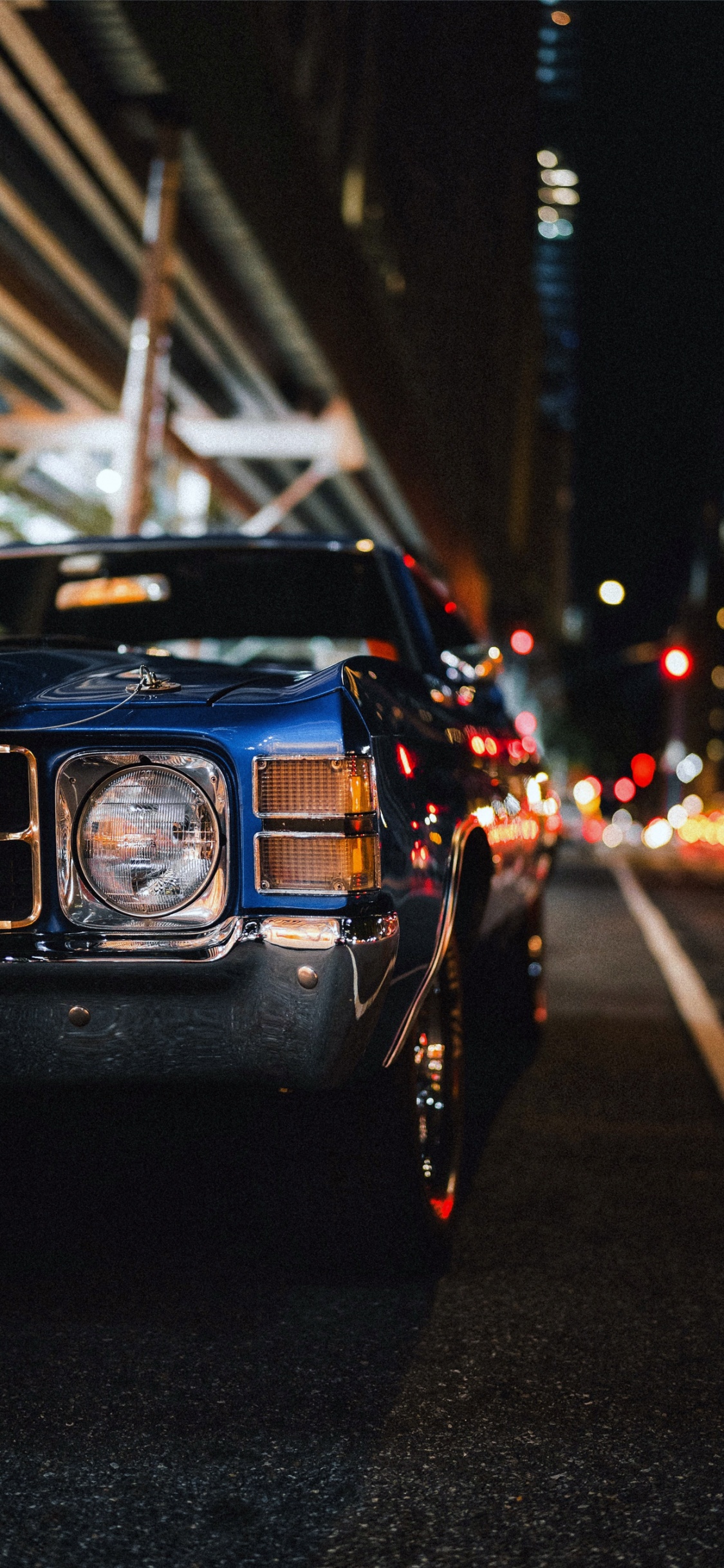 Обои ночь, легковые автомобили, шина, колесо, автомобильное освещение в разрешении 1125x2436