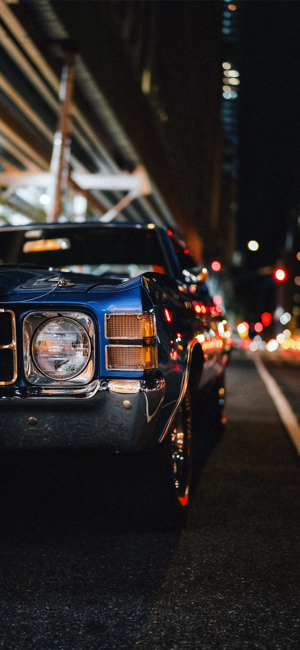 Обои ночь, легковые автомобили, шина, колесо, автомобильное освещение в разрешении 1242x2688