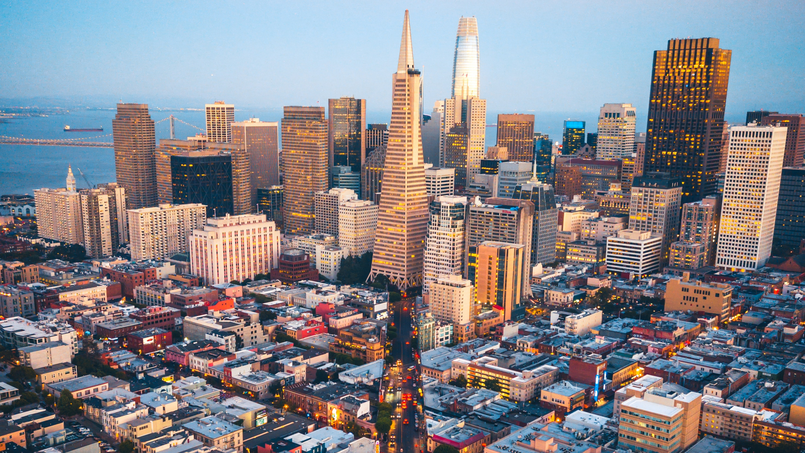 Обои городской пейзаж, городской район, город, метрополия, небоскреб в разрешении 2560x1440