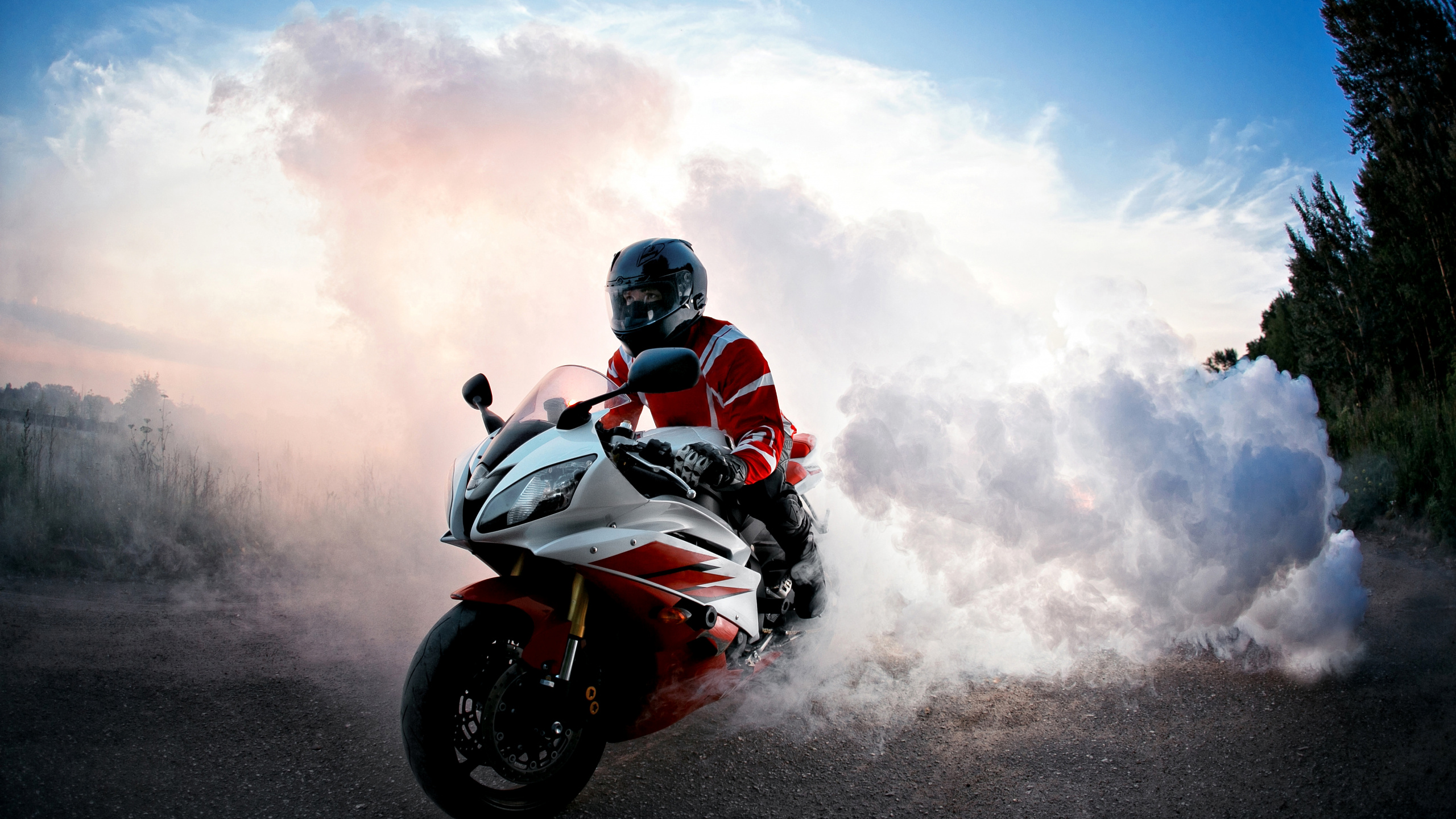 Обои Ямаха мотор Компани, мотоцикл, мотоспорт, каскадер, экстремальный вид спорта в разрешении 2560x1440