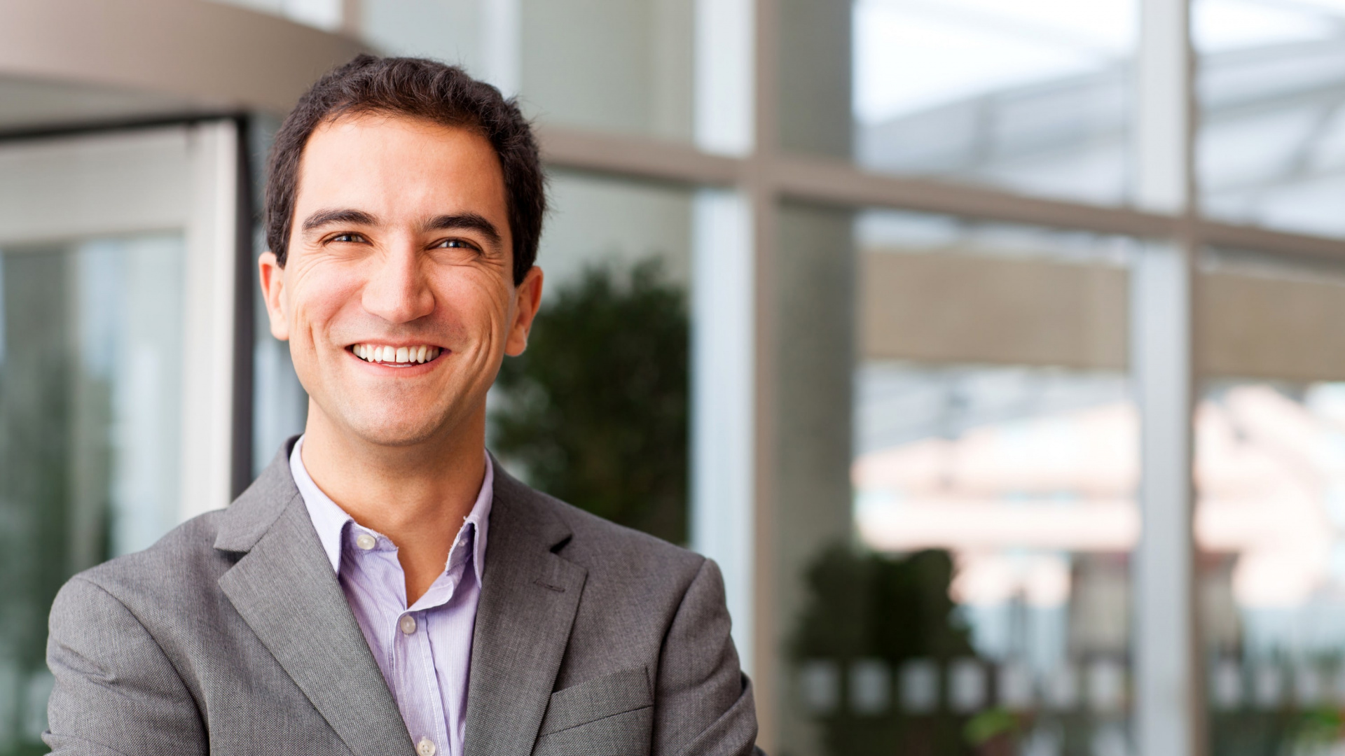 Обои бизнес, улыбка, предприниматель, костюм, галстук в разрешении 1920x1080