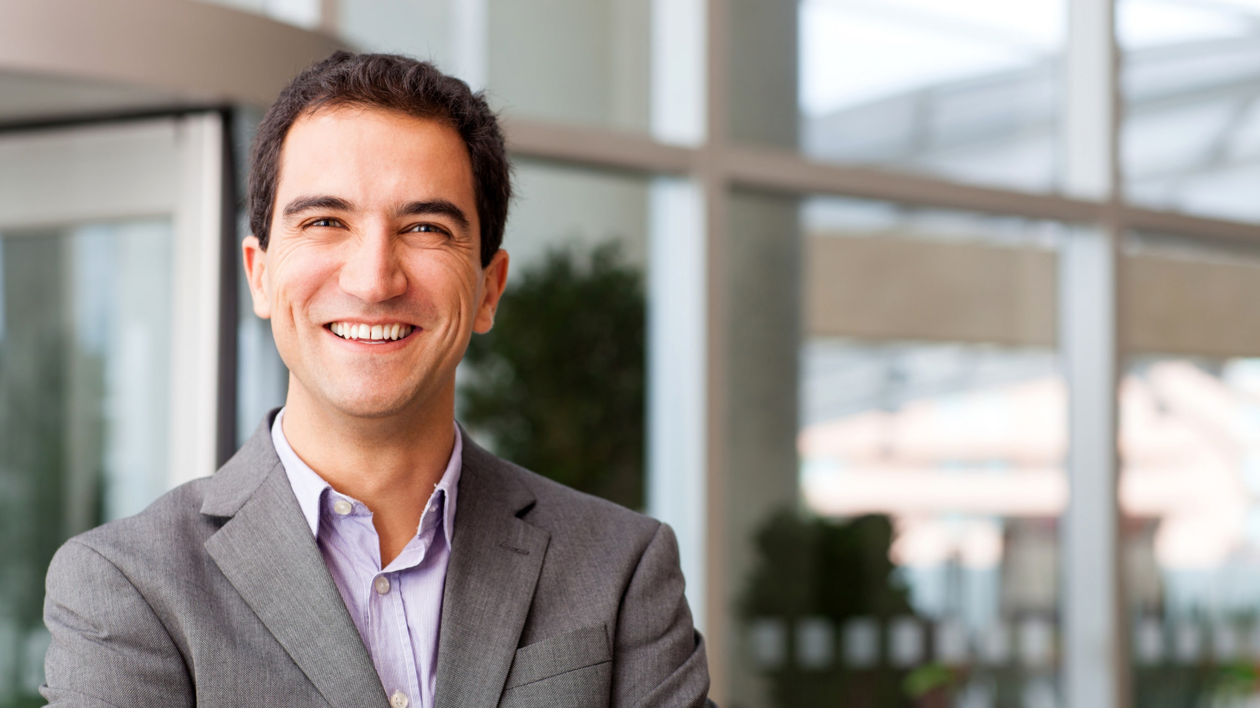 Обои бизнес, улыбка, предприниматель, костюм, галстук в разрешении 2560x1440