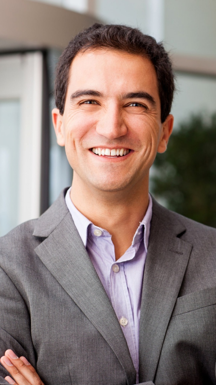 Обои бизнес, улыбка, предприниматель, костюм, галстук в разрешении 720x1280