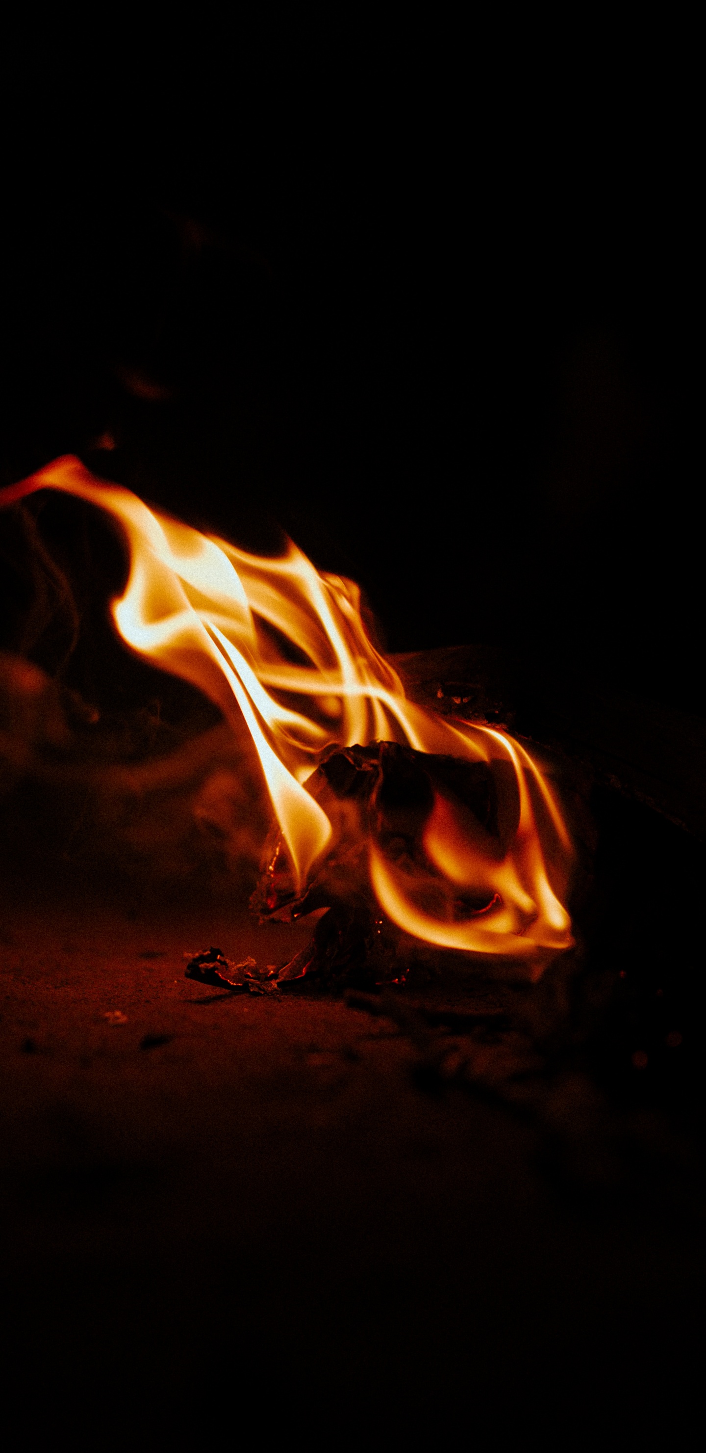 Обои пламя, тепло, огонь, темнота, экспозиция в разрешении 1440x2960
