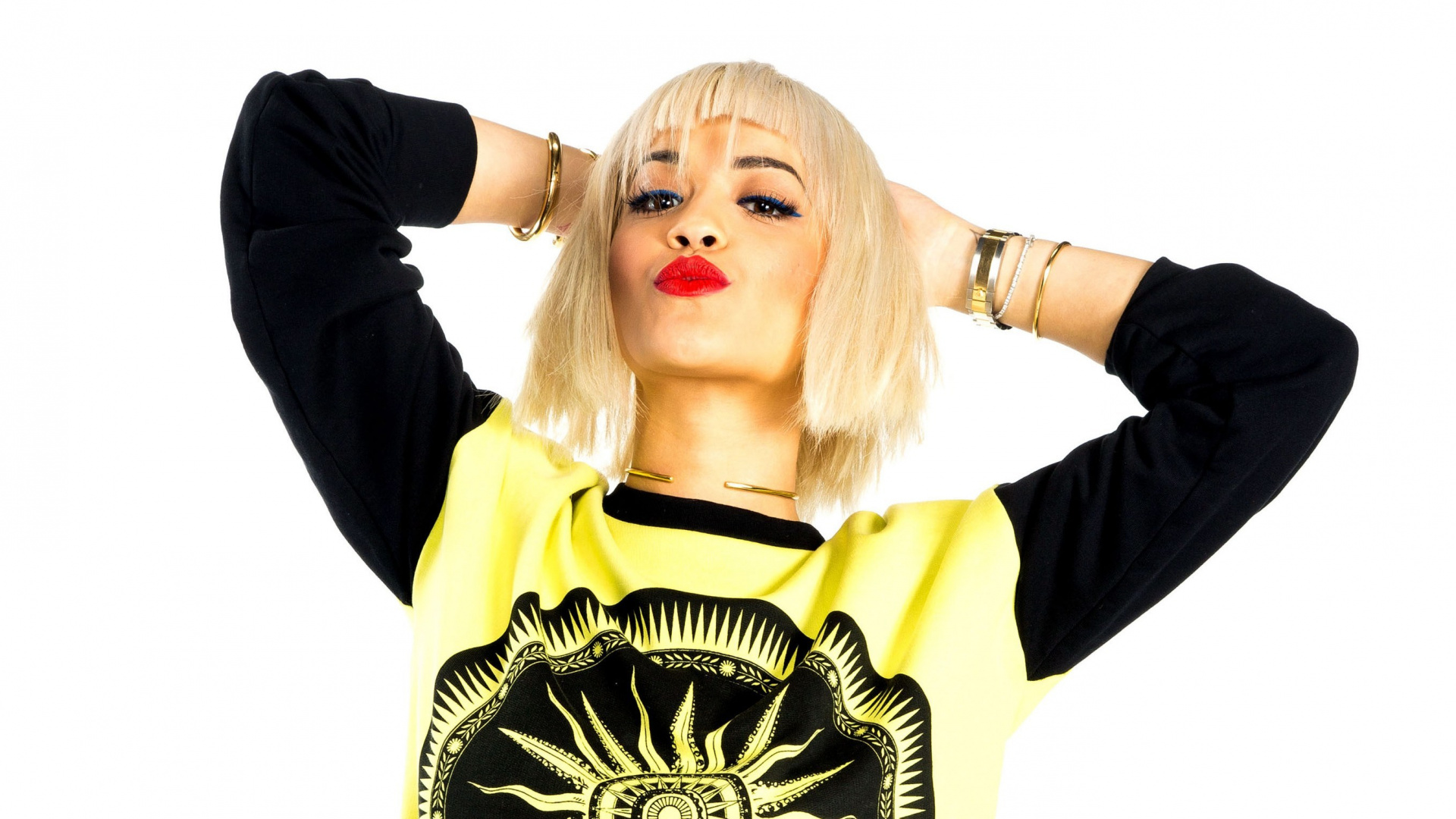 Обои волосы, блондин, желтый, рука, жест в разрешении 1920x1080