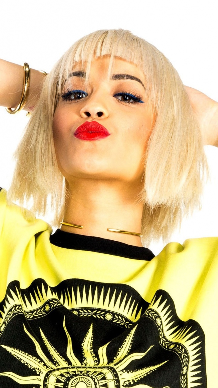 Обои волосы, блондин, желтый, рука, жест в разрешении 720x1280