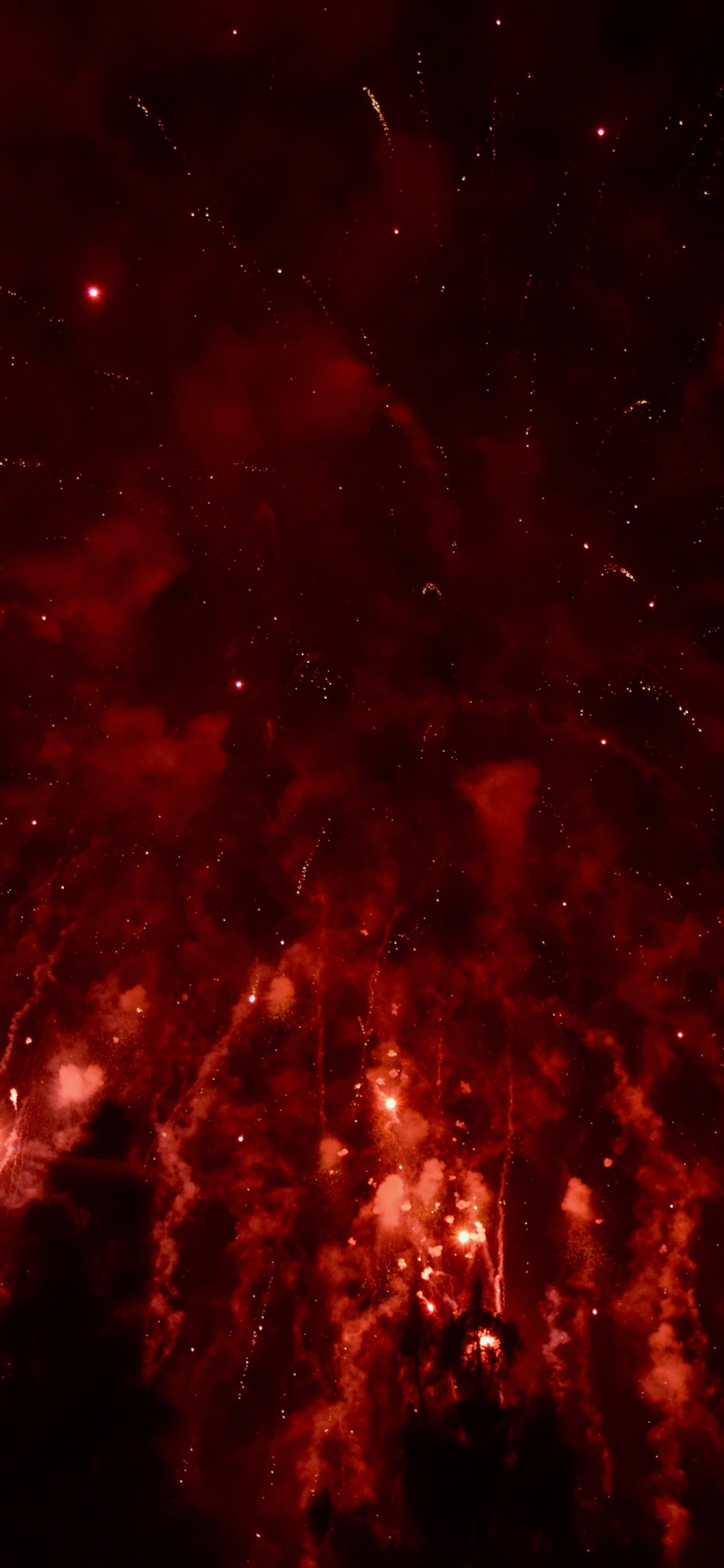 Обои салют, ночь, красный цвет, черный, темнота в разрешении 1125x2436