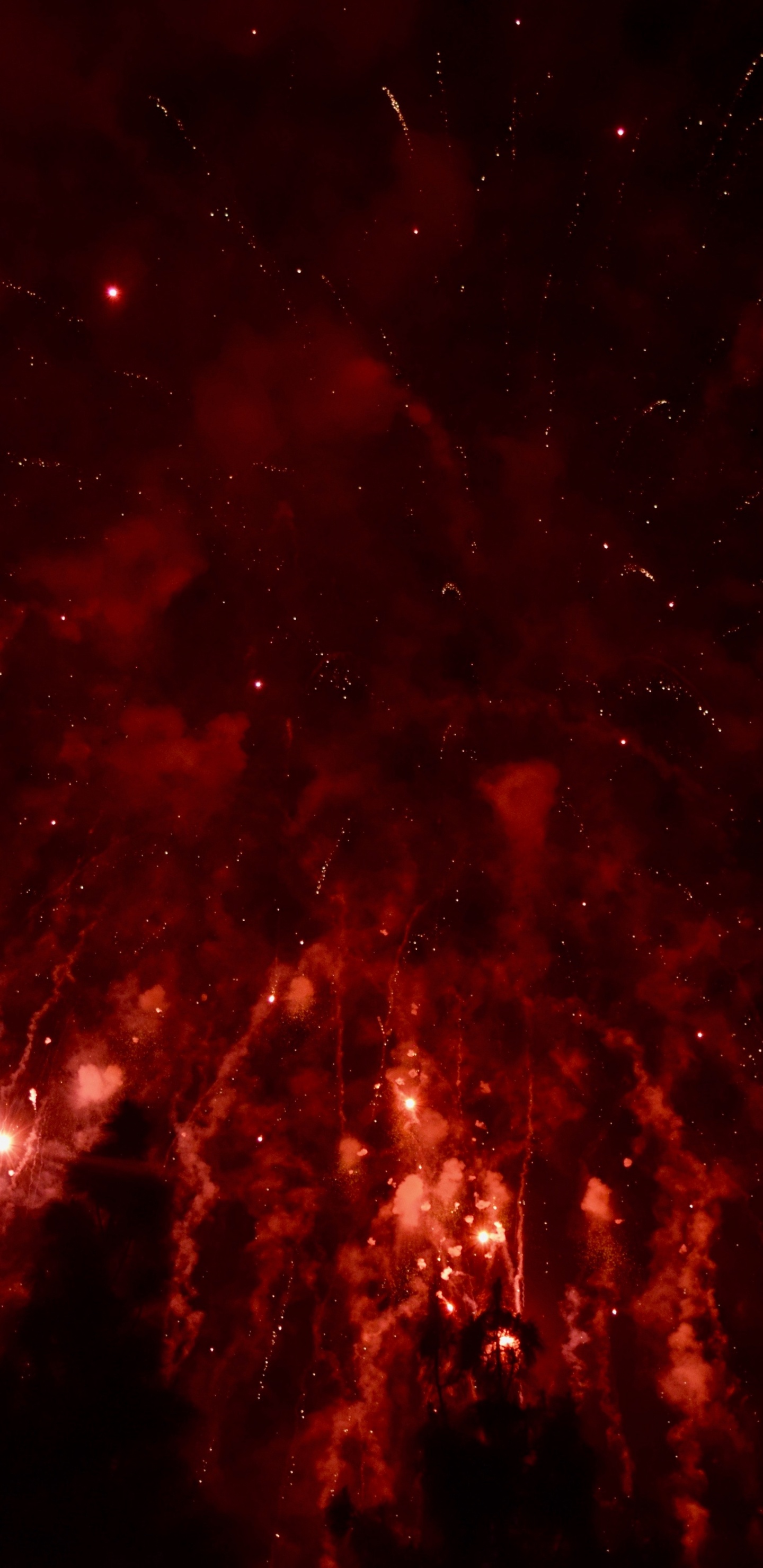 Обои салют, ночь, красный цвет, черный, темнота в разрешении 1440x2960