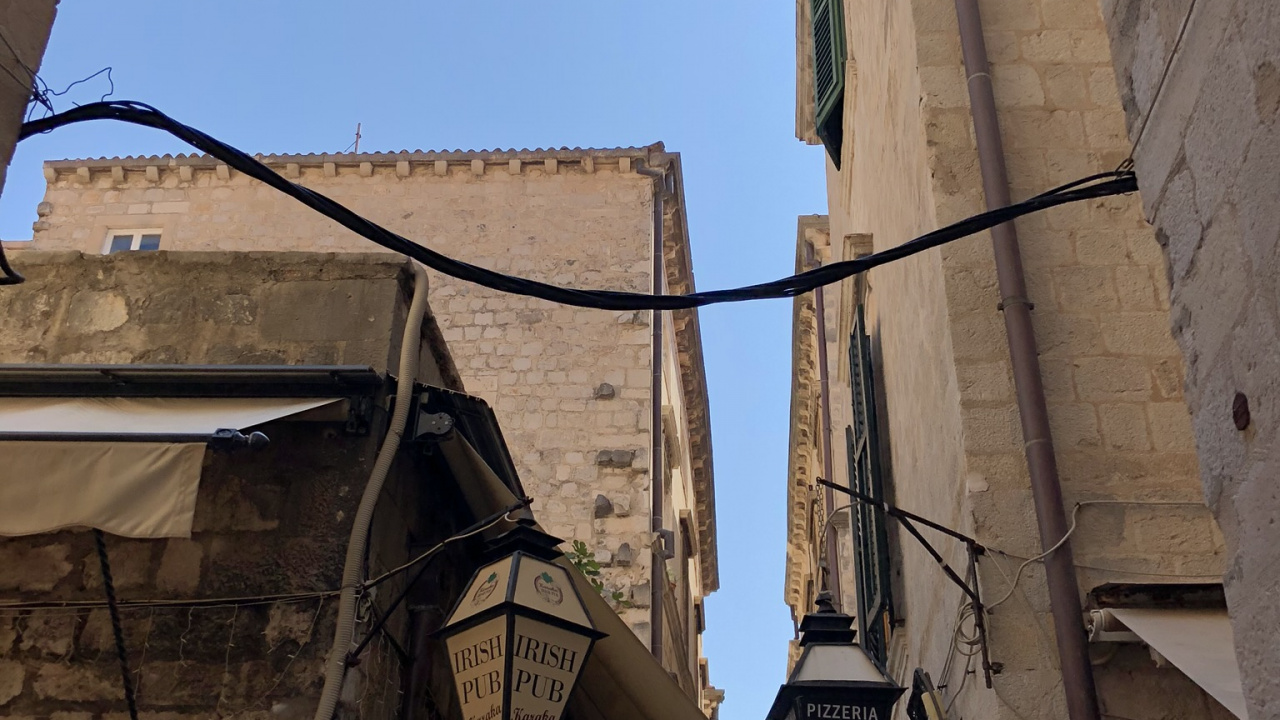 Обои стена, инфраструктура, соседство, городок, улица в разрешении 1280x720