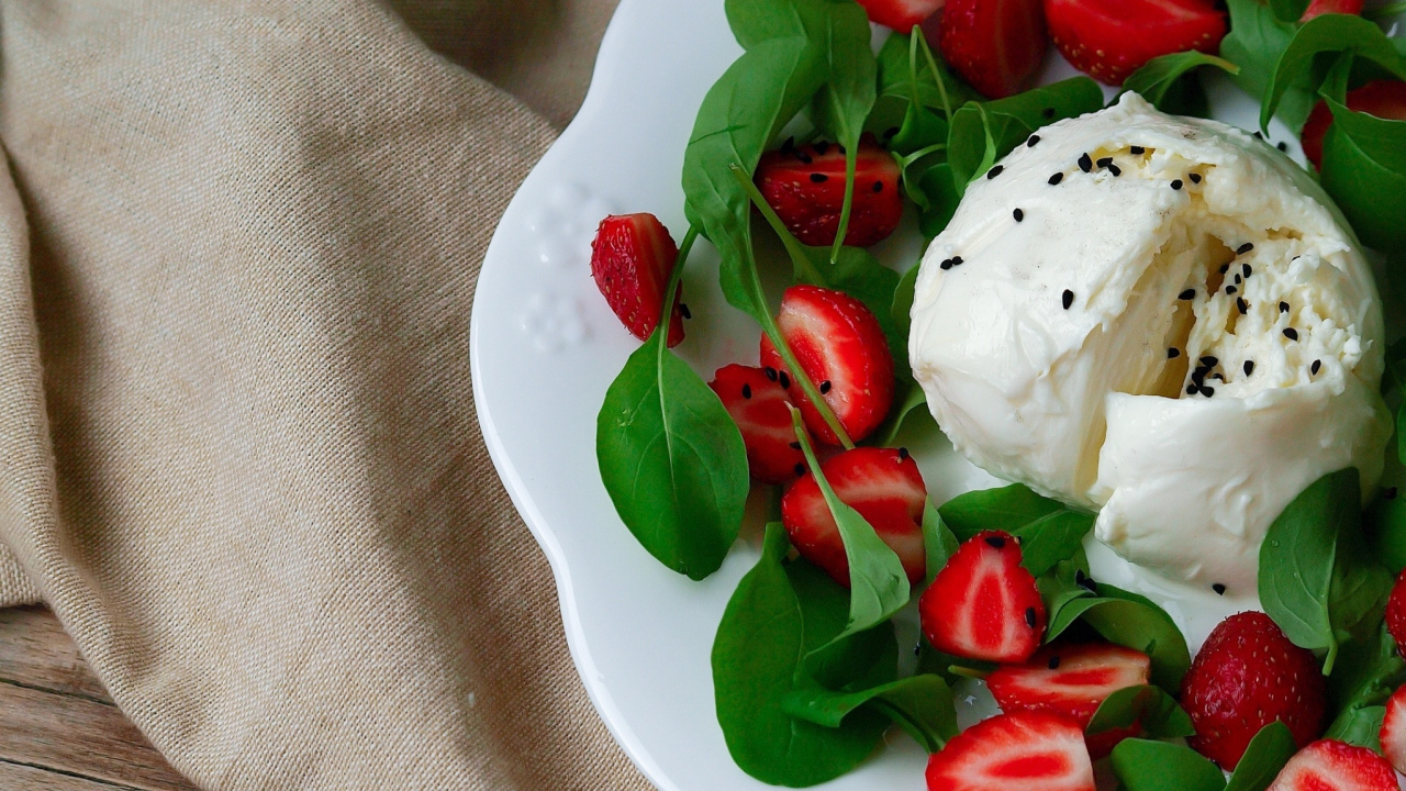 Обои клубника, фрукты, пища, Моцарелла, буррата в разрешении 1280x720