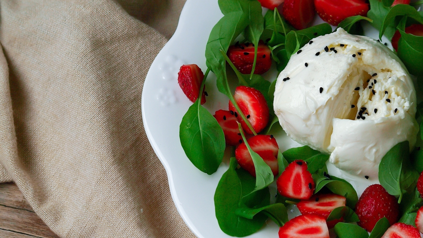 Обои клубника, фрукты, пища, Моцарелла, буррата в разрешении 1366x768