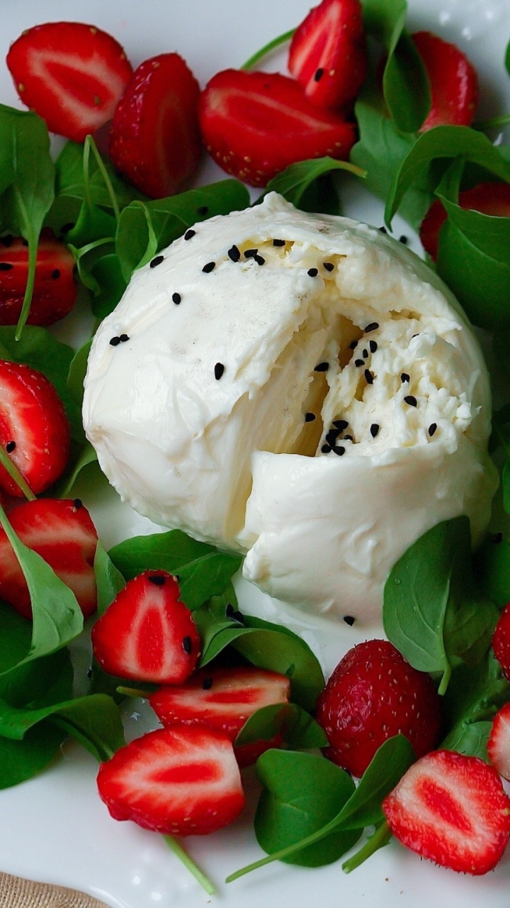 Обои клубника, фрукты, пища, Моцарелла, буррата в разрешении 720x1280