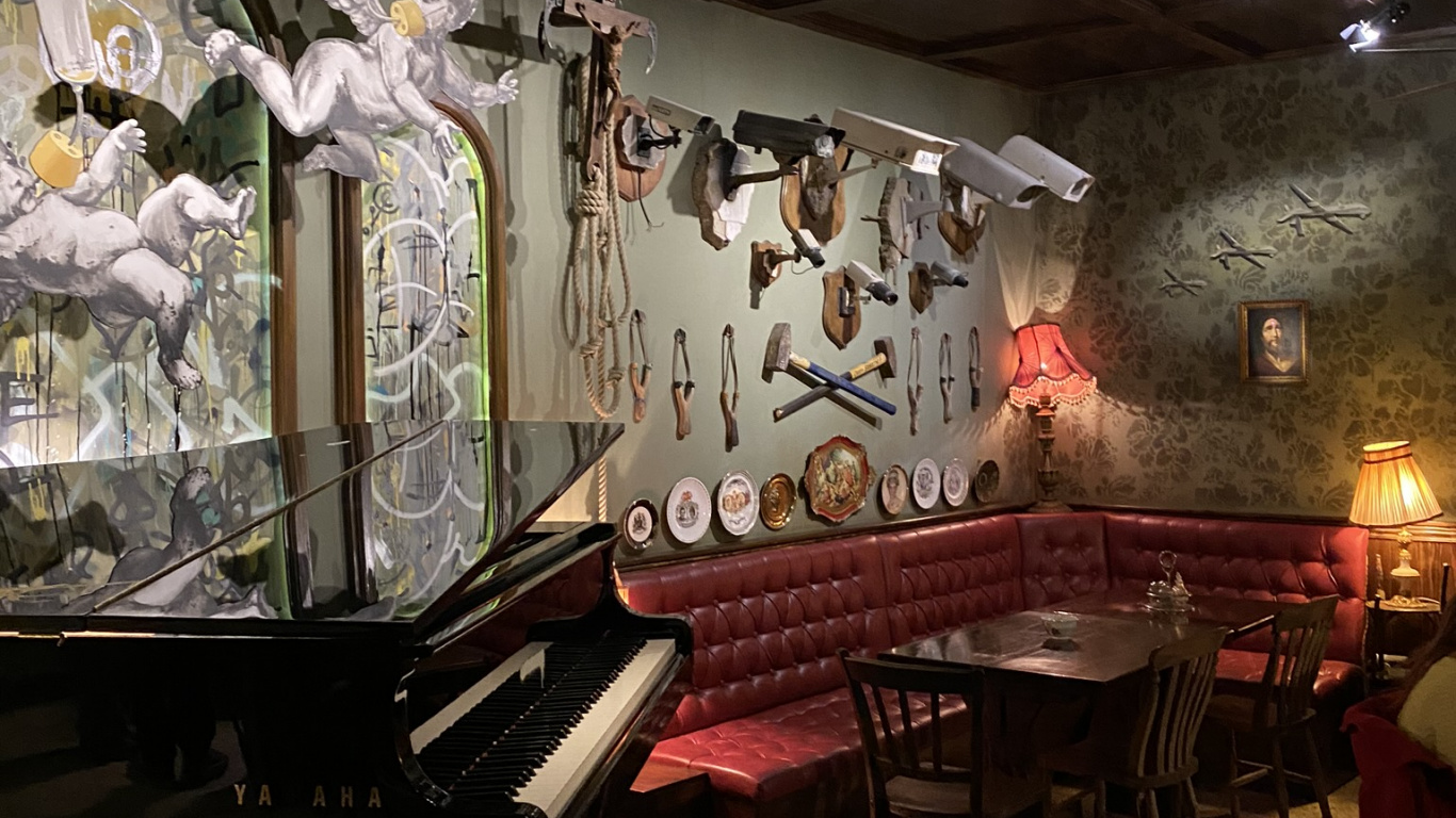 Обои дизайн интерьера, освещение, потолок, осветительная арматура, фортепьяно в разрешении 1366x768