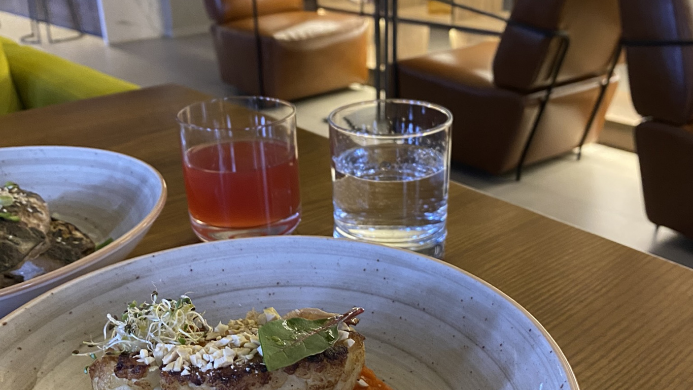 Обои завтрак, поздний завтрак, блюда, древесина, синий в разрешении 1366x768