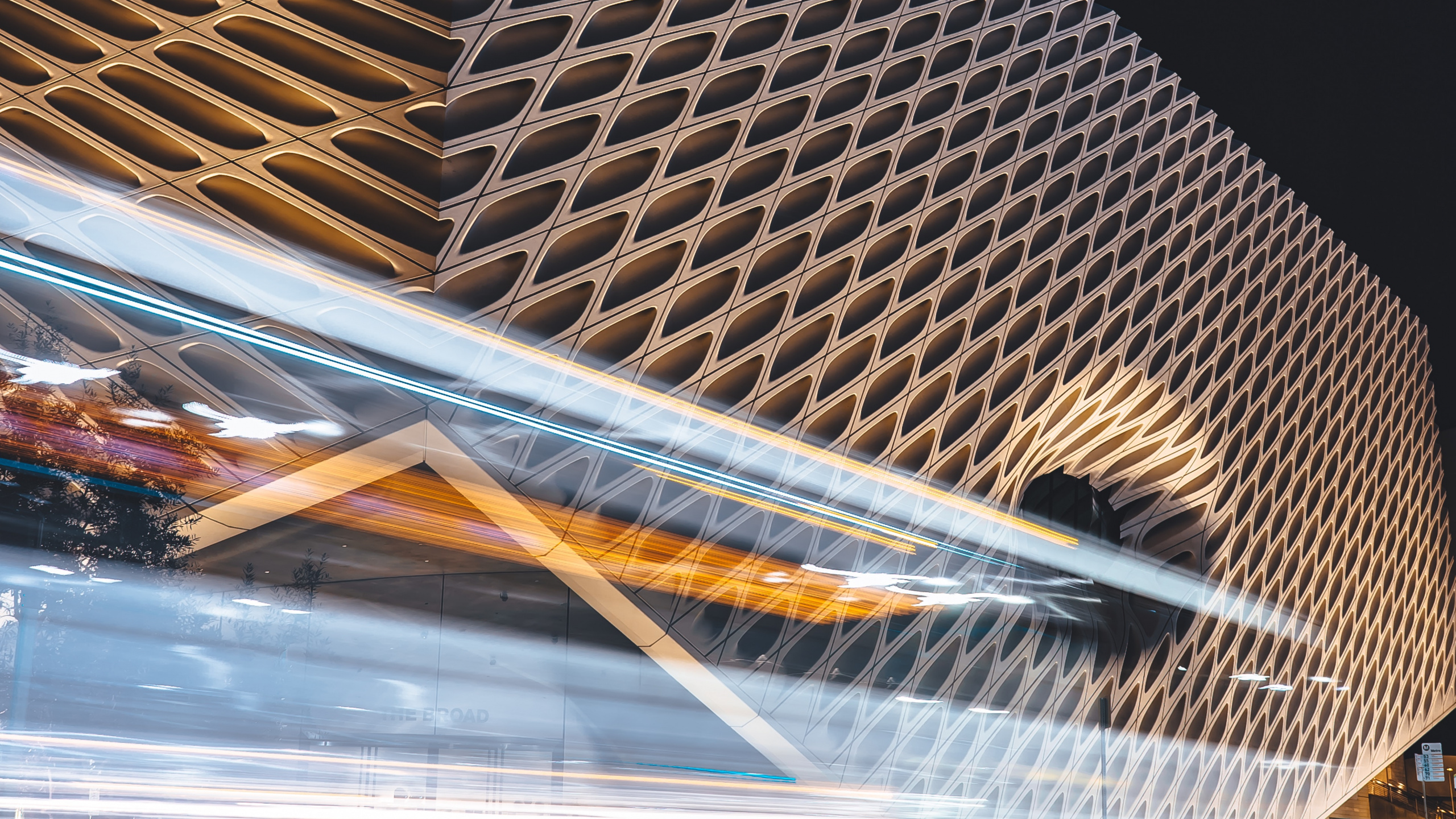 Обои архитектура, линия, ячейка, экспозиция, металл в разрешении 2560x1440