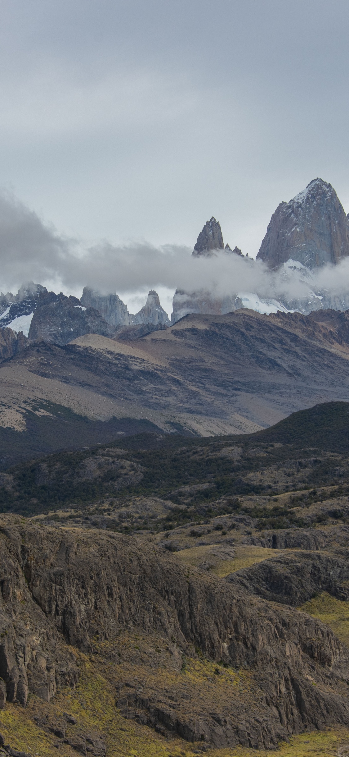 Обои горный хребет, горный рельеф, гора, нагорье, хребет в разрешении 1125x2436