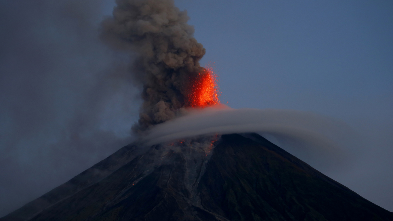 Обои лава, вулкан Майон, вулкан, стратовулкан, типы вулканических извержений в разрешении 1366x768