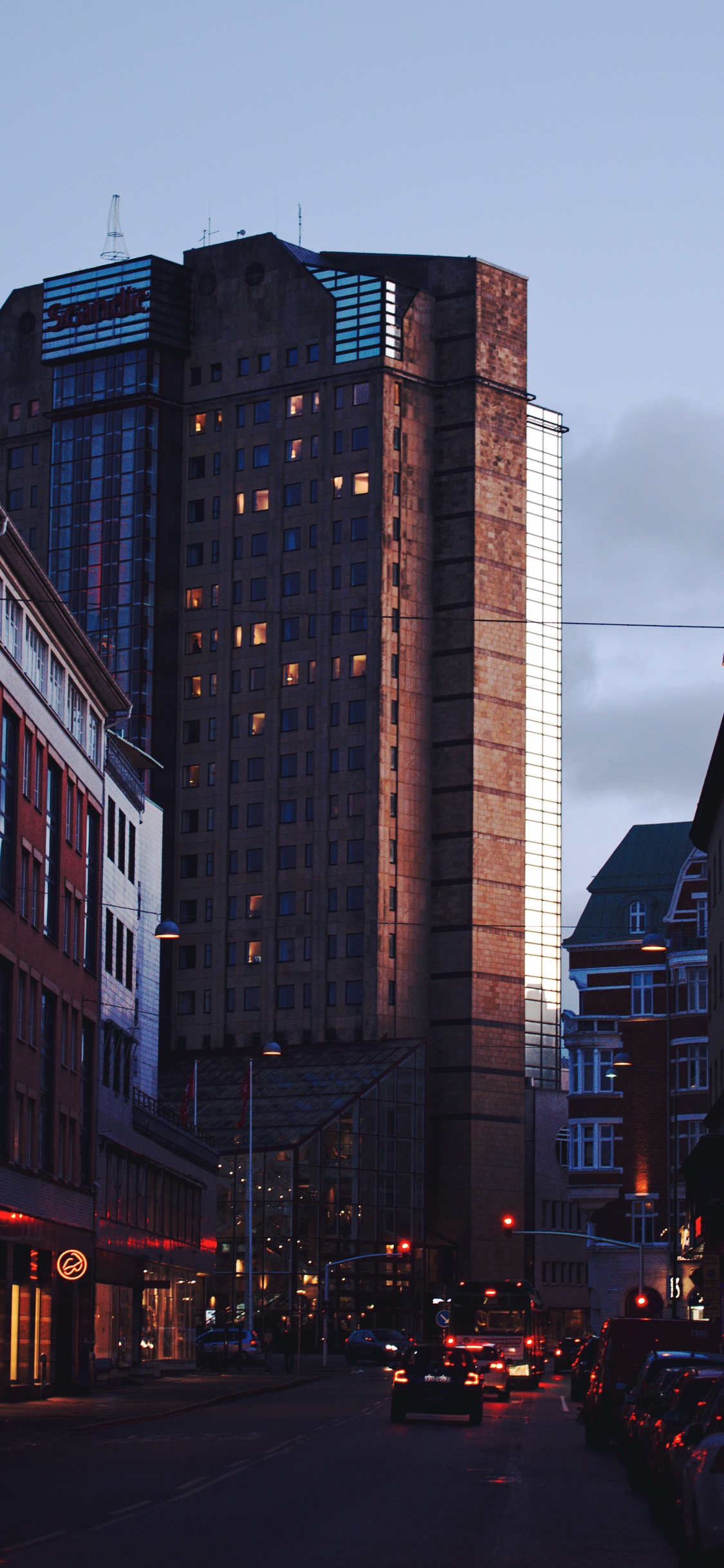 Обои архитектура, улица, здание, вечер, городской район в разрешении 1125x2436