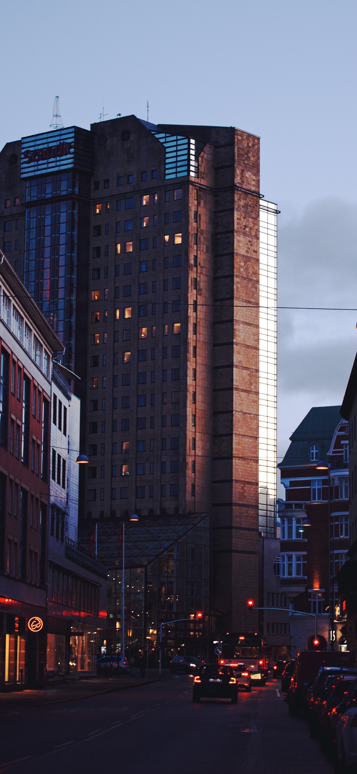 Обои архитектура, улица, здание, вечер, городской район в разрешении 1242x2688