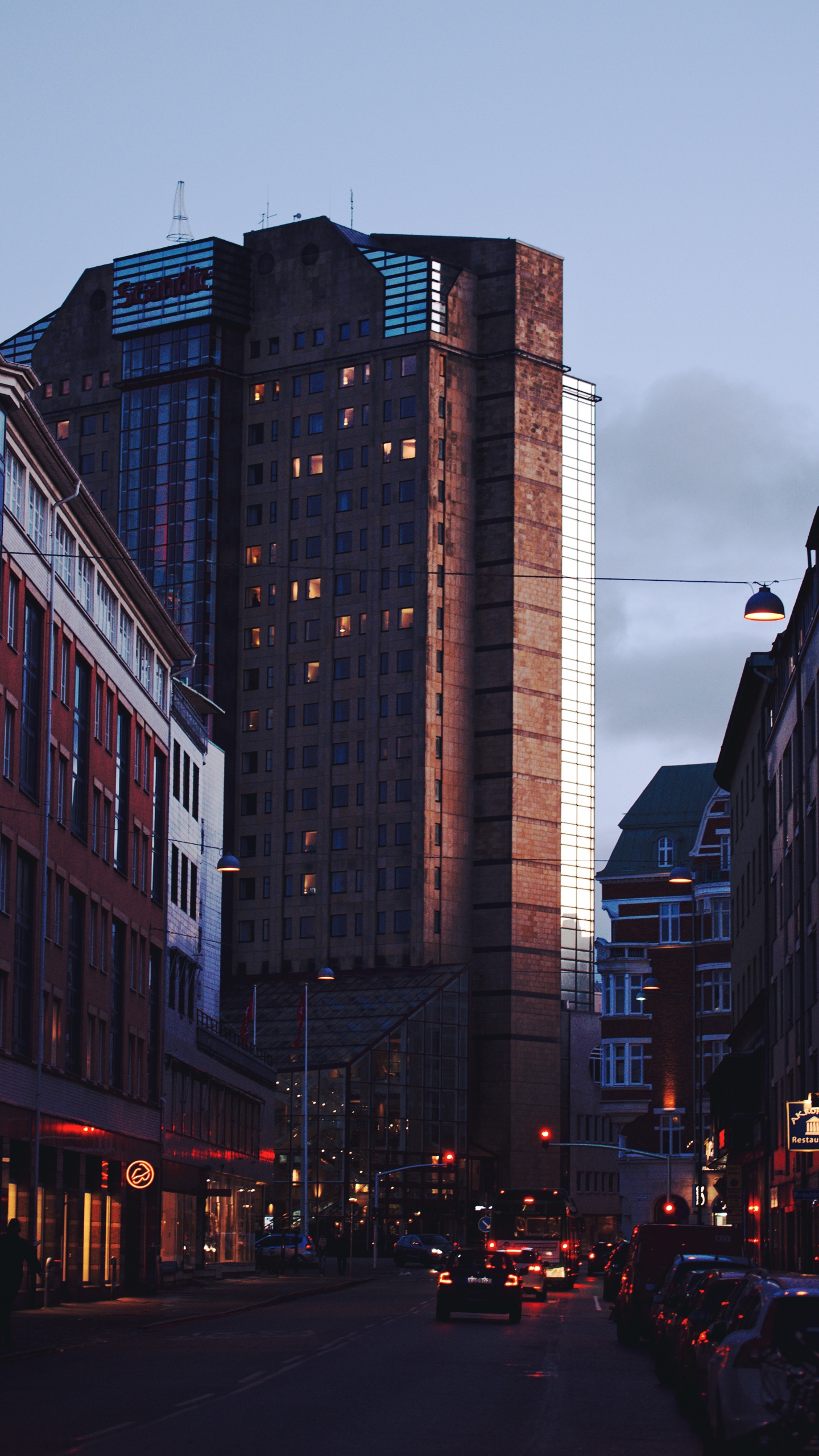 Обои архитектура, улица, здание, вечер, городской район в разрешении 1440x2560