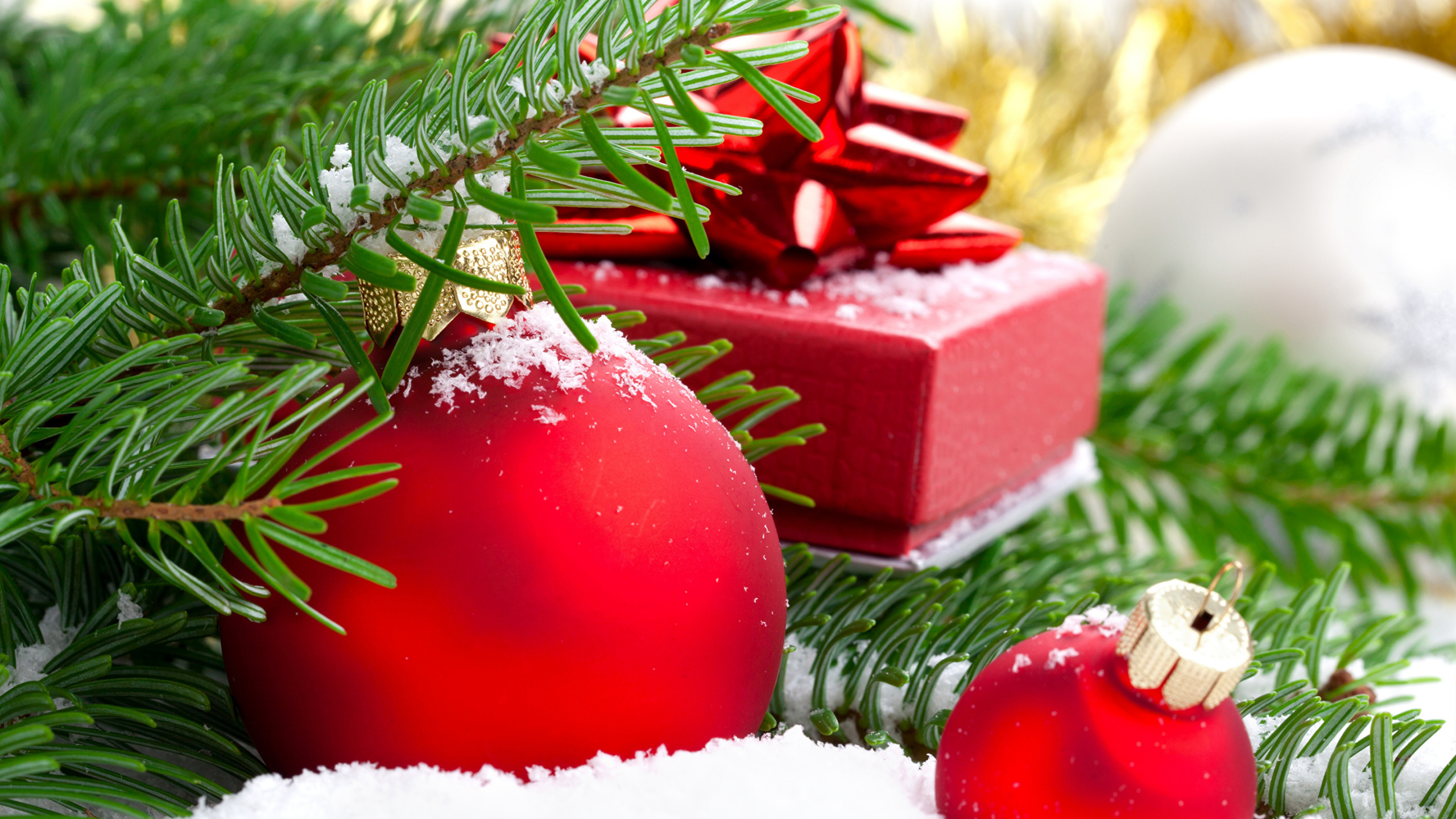 Обои рождественский орнамент, Рождественский день, Рождественские украшения, елка, Новый год в разрешении 2560x1440