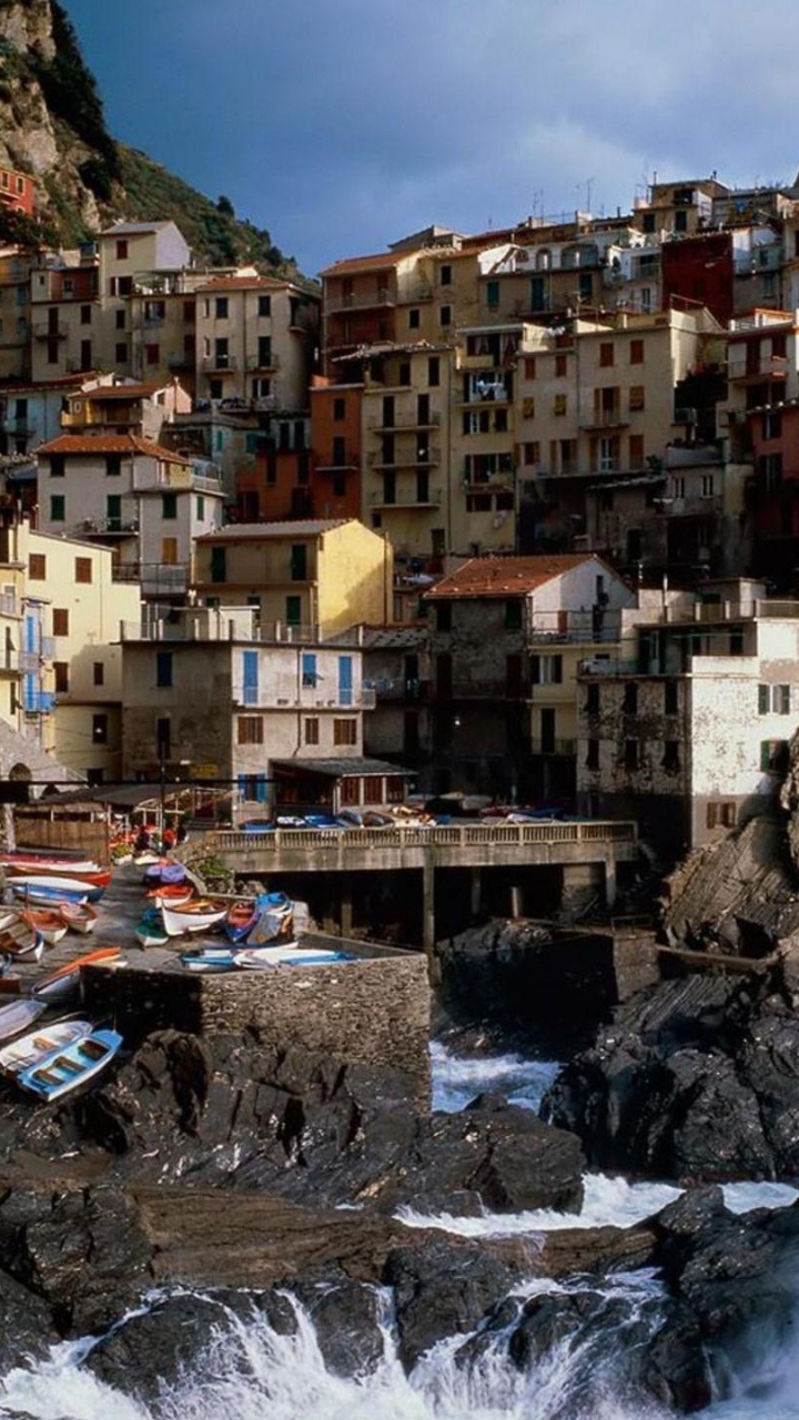 Обои путешествие, обрыв, городок, побережье, туризм в разрешении 720x1280