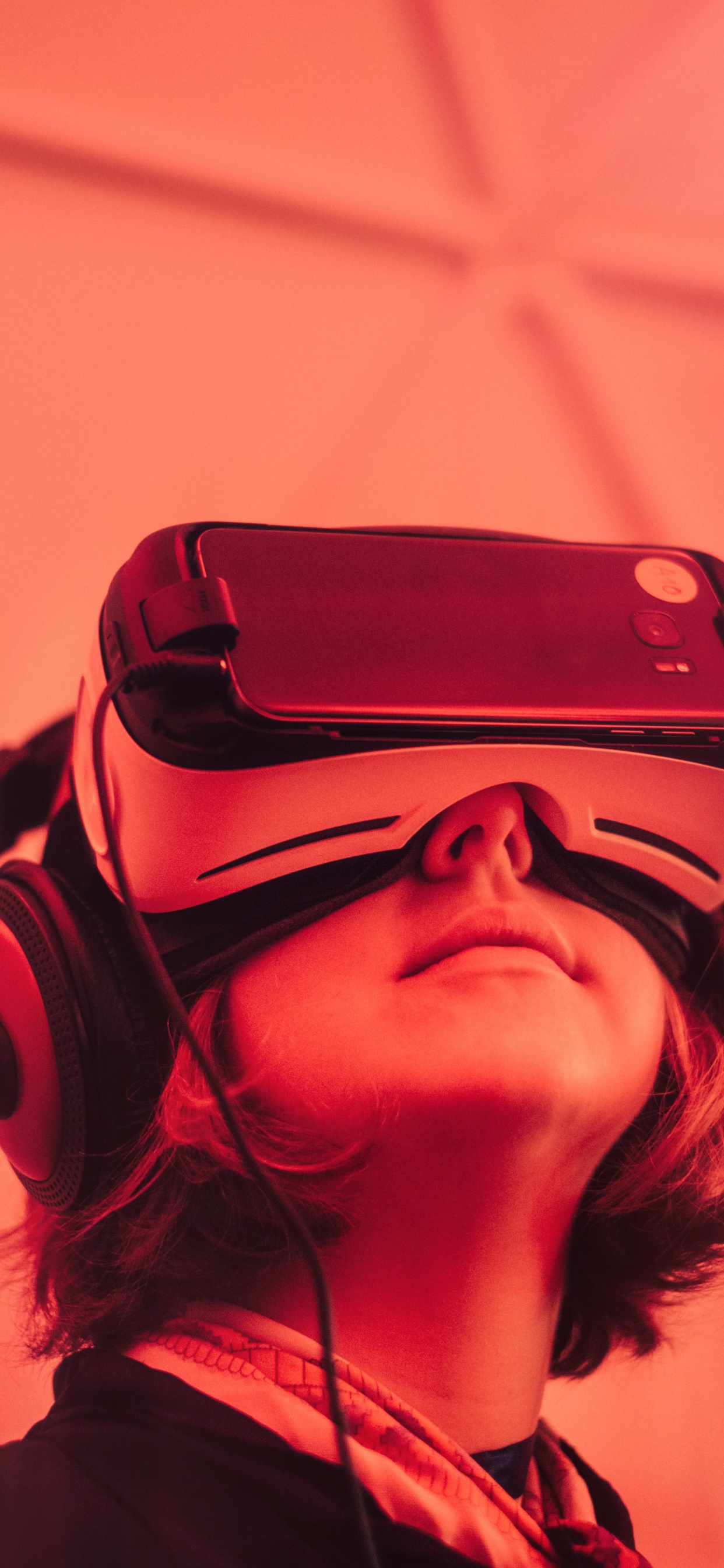 Обои красный цвет, очки, губа, головной убор, дополненная реальность в разрешении 1242x2688