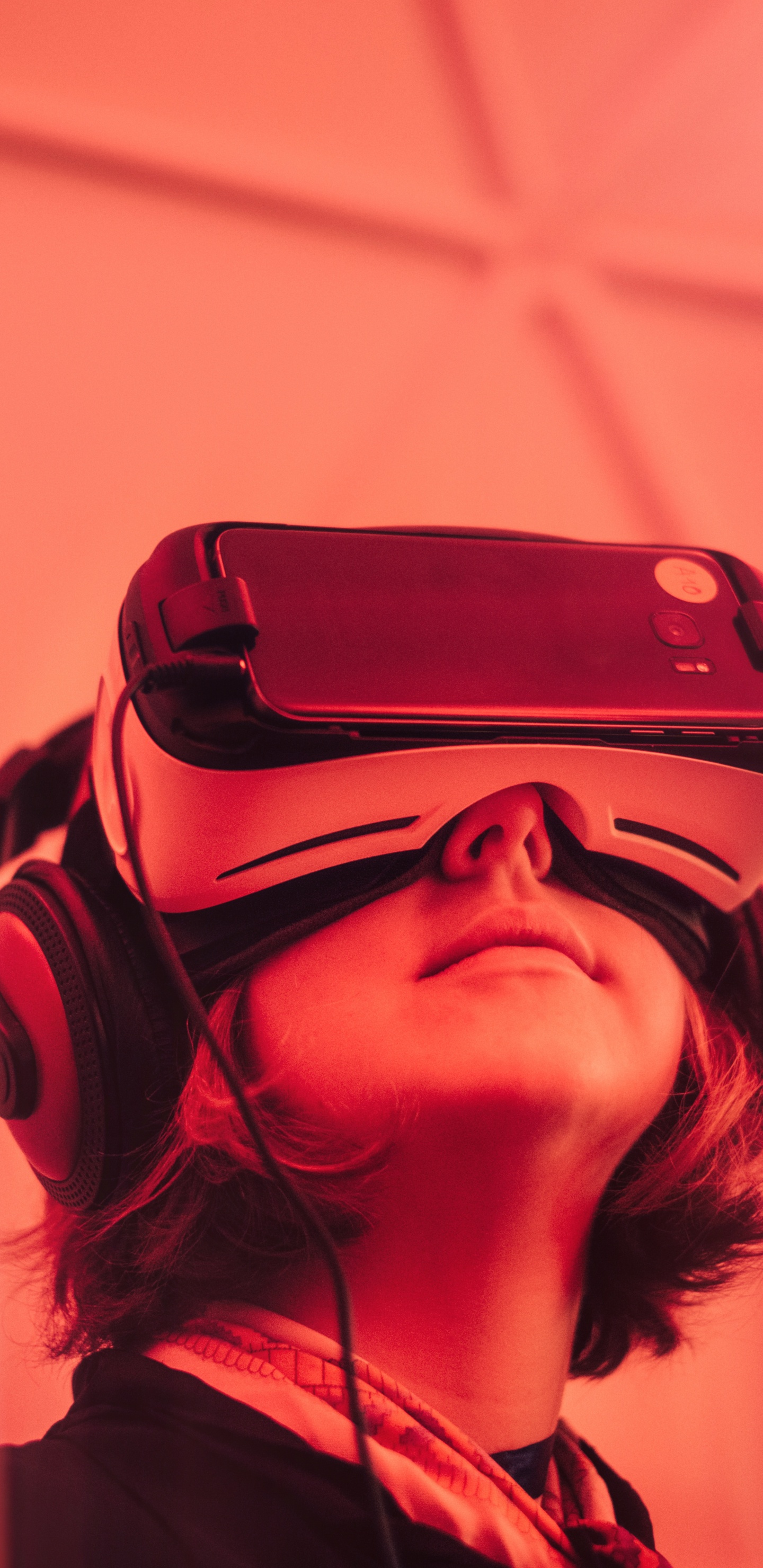 Обои красный цвет, очки, губа, головной убор, дополненная реальность в разрешении 1440x2960