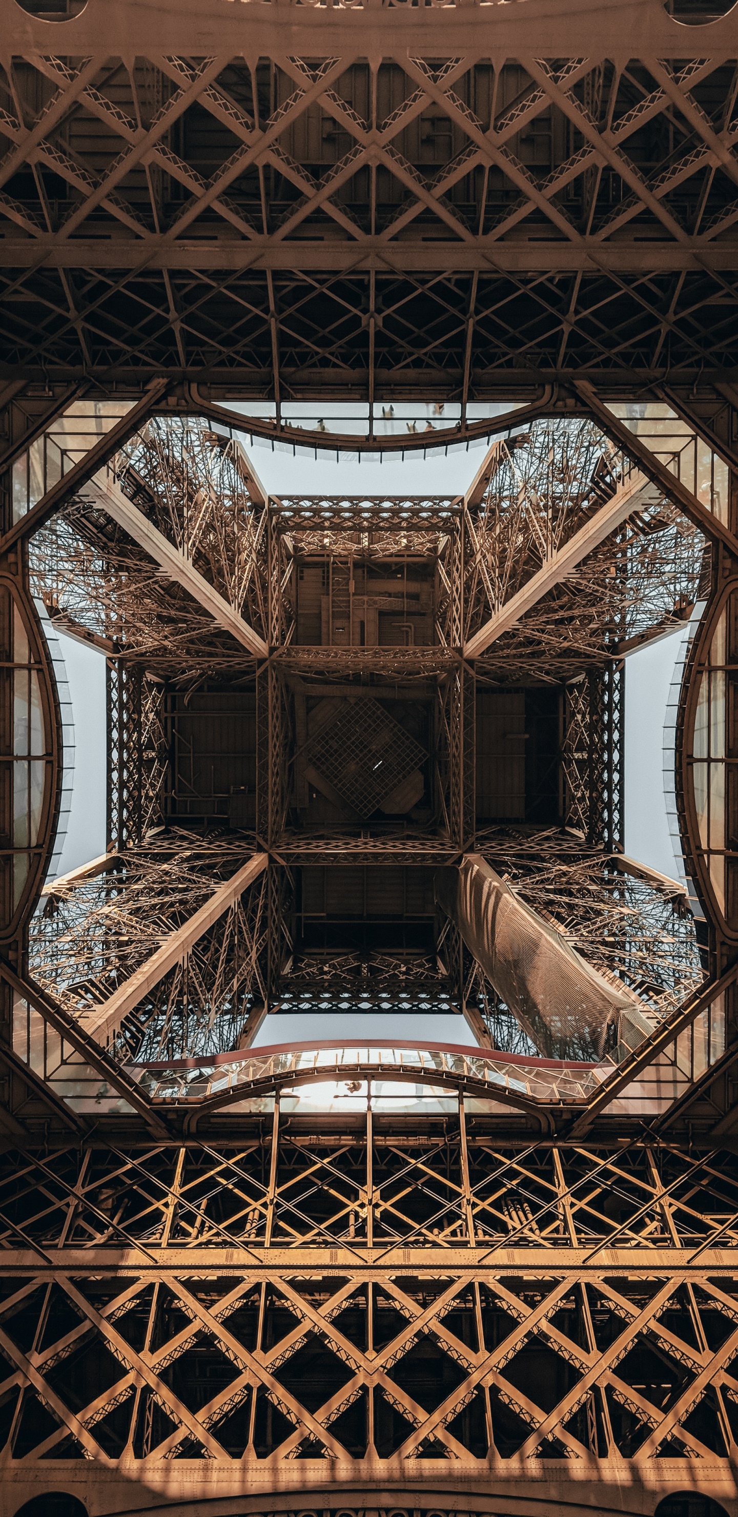 Обои Эйфелева башня, вышка, архитектура, симметрия, железо в разрешении 1440x2960