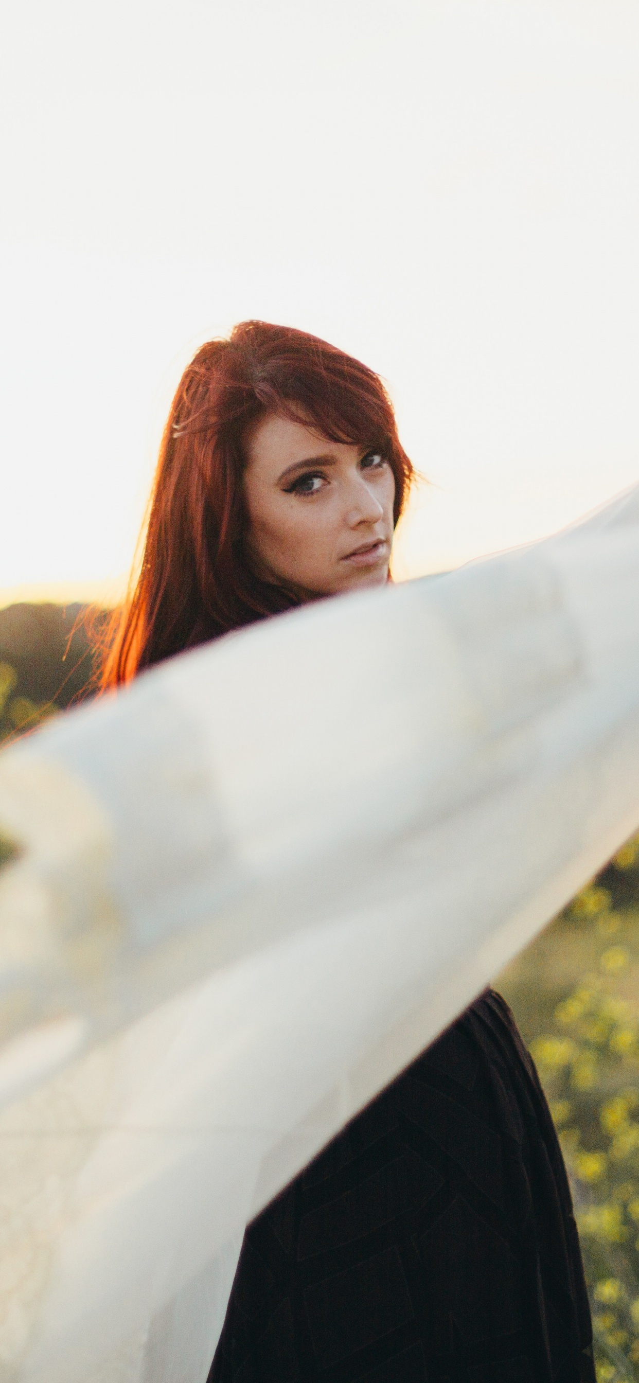 Обои песня, Люди в природе, белые, красота, желтый в разрешении 1242x2688