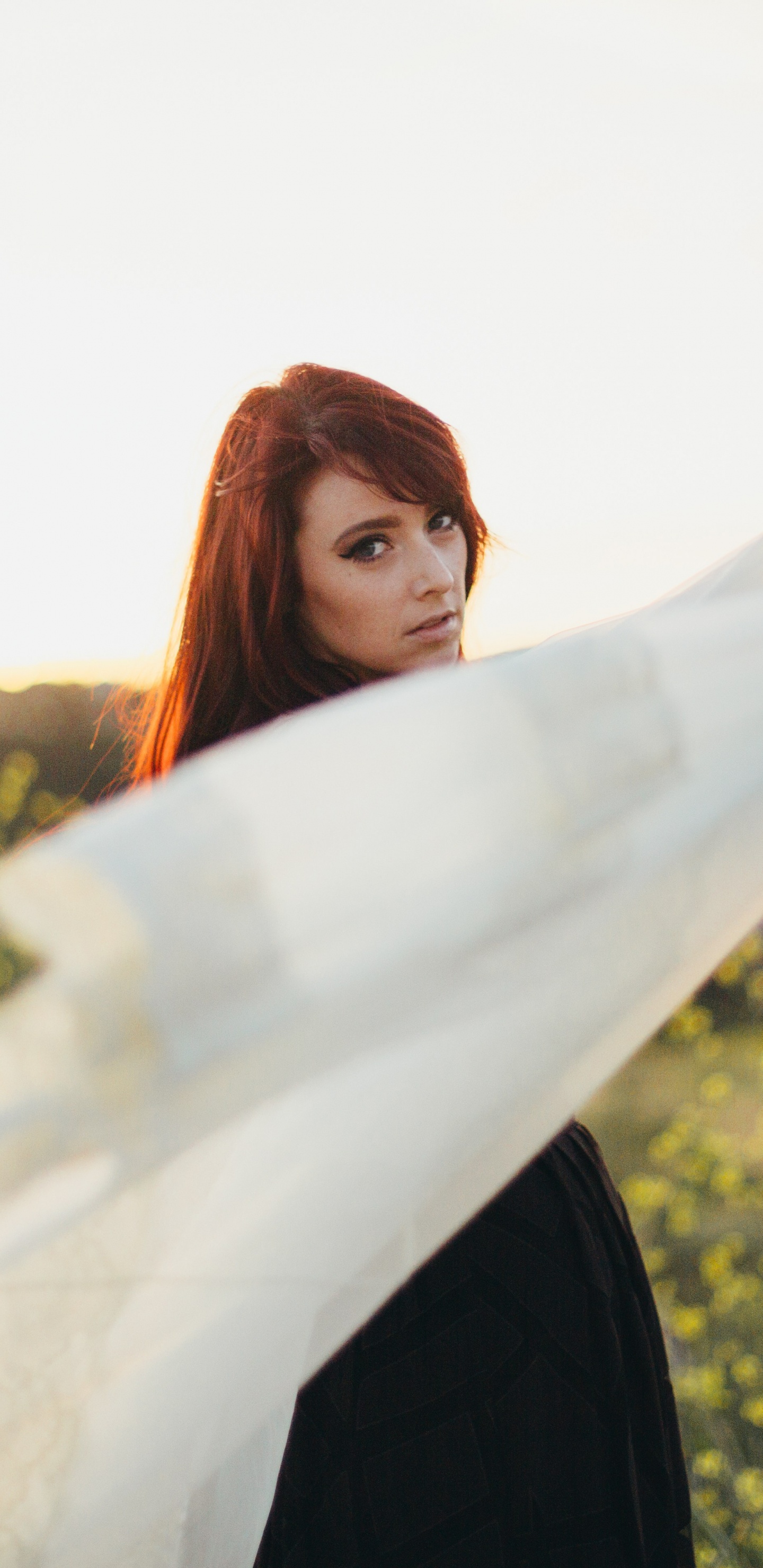 Обои песня, Люди в природе, белые, красота, желтый в разрешении 1440x2960