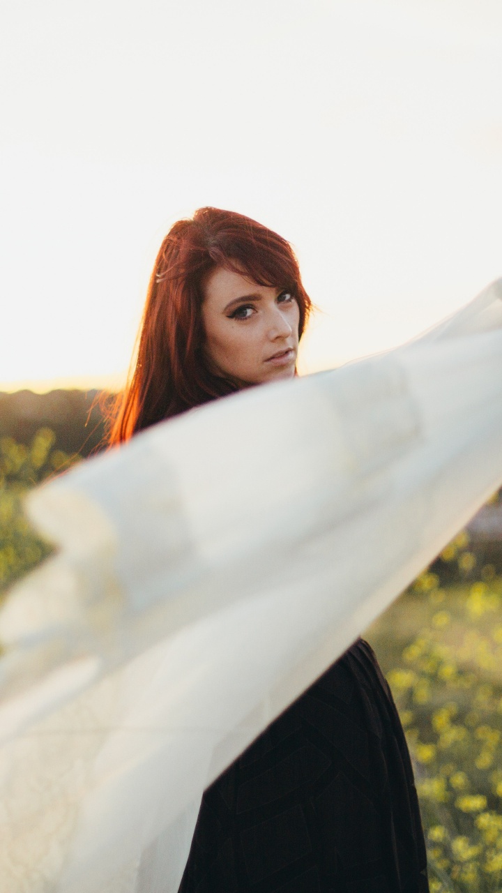 Обои песня, Люди в природе, белые, красота, желтый в разрешении 720x1280